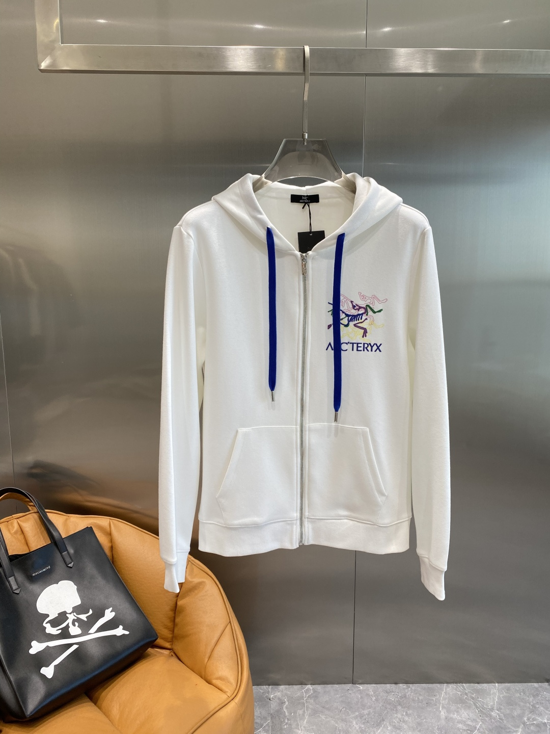 《𝙉𝙚𝙬🤍🖤 鸟家》2025酷帅运动套装，时尚界的低调奢华担当经典黑色，沉稳大气又百搭。低调中彰显奢华，