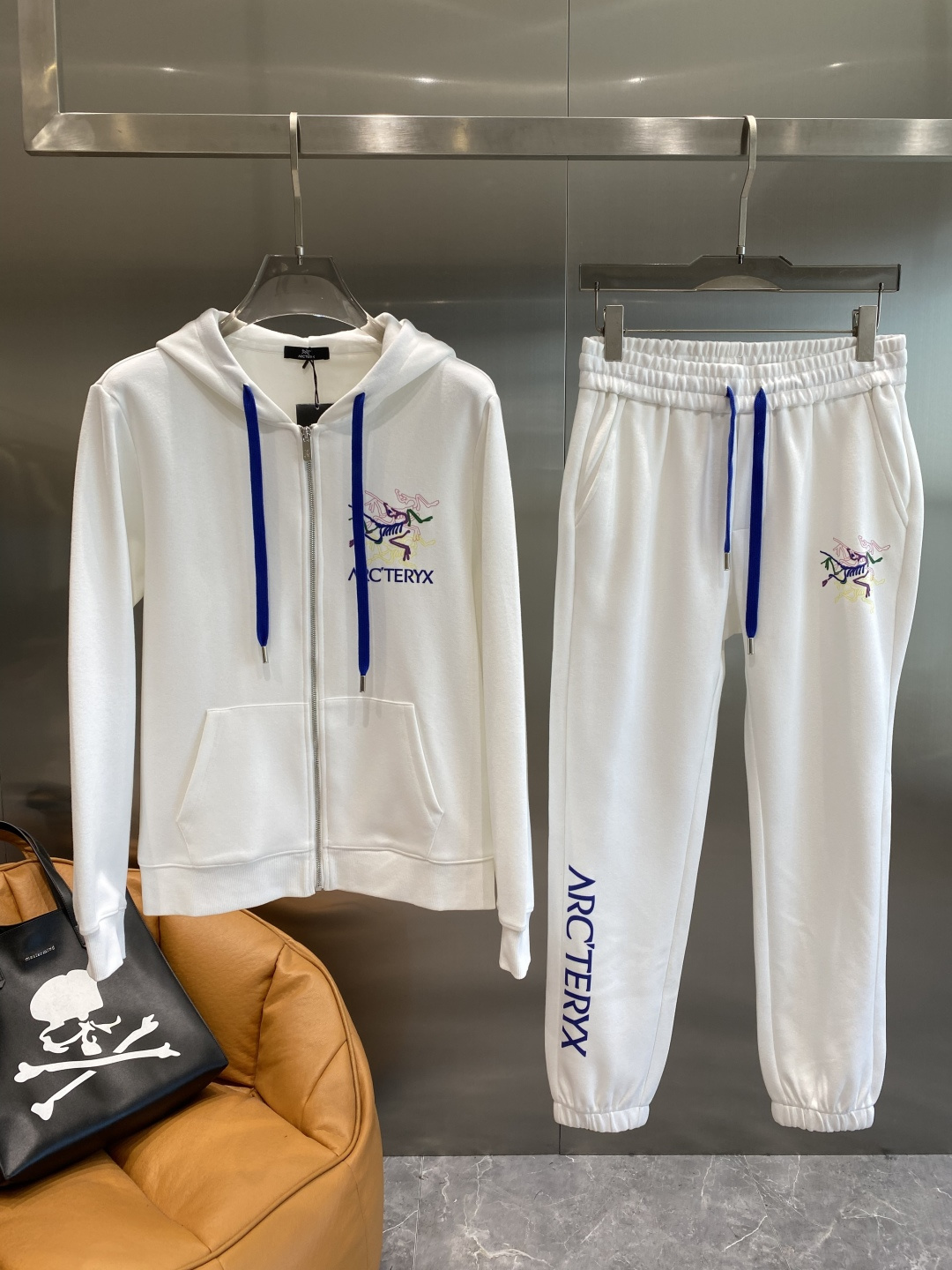 《𝙉𝙚𝙬🤍🖤 鸟家》2025酷帅运动套装，时尚界的低调奢华担当经典黑色，沉稳大气又百搭。低调中彰显奢华，