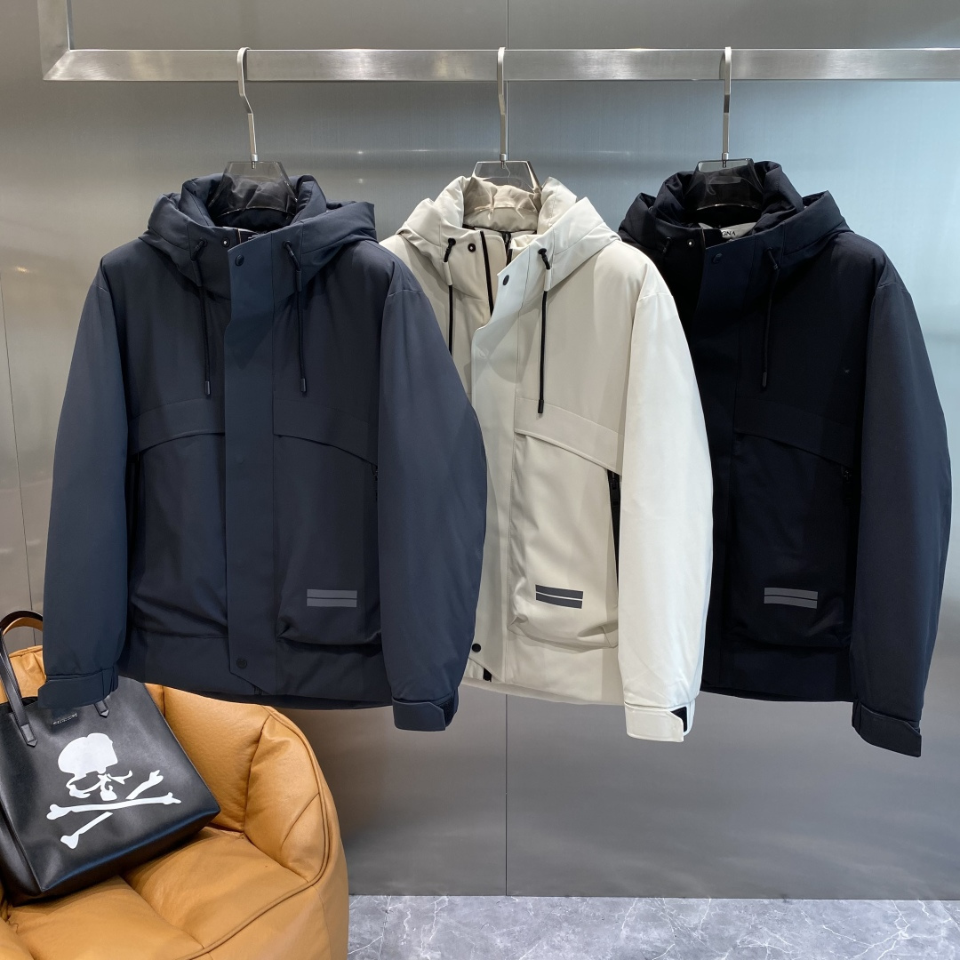 NO:596067,'Zenijia' exclusively supplies new autumn and winter down jackets in 2025. Trading company channels are rare. It is a must-have warm item for cooling weather. It can be worn for daily or outdoor sports. It is wear-resistant, scratch-resistant and easy to care for. It is paired with large square quilting technology to create a fluffy and full overall effect. It also has a strong thermal insulation and temperature locking effect, so that you are not afraid of the cold outdoor weather in autumn and winter! Size M-3XL next day,,zegna,down jacket,alexander  wang19860909《杰尼家》 2025独家专供秋冬新款羽绒服.贸易公司渠道稀出,降温天气必备的保暖单品,不论是日常还是户外运动都能穿.耐磨防刮易打理,在搭配大方格绗缝工艺,打造蓬松饱满的整体效果,兼顾强悍的保暖锁温效果,让你无惧秋冬季寒冷的户外天气! 尺码M-3XL隔天,,zegna,down jacket,alexander wang,Men's clothing