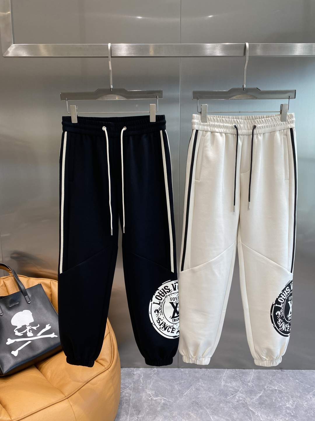 NO:596052,'Donkey Family' 2025 new counter product hot-selling high-end casual pants and elastic pants!  Luxurious brand logos are embellished with craftsmanship. You can enter and leave the counter at will. A must-have for high-end men!  Silk cotton fabrics supplied by customers show high-end luxury, simple and elegant design, very expensive fabric ingredients and high craftsmanship!  The tailoring is sharp and the upper body has no sense of restraint. A must-have new product for fashionable men!  Sizes M-3XL next day,,louis vuitton,louis vuitton,alexander wang19860909《驴家》 2025专柜新品大爆款高端休闲裤松紧裤！奢华品牌logo重工艺点缀 随意 进出专柜,高端男士必备！客供丝棉面料 尽显高端奢华 设计简洁大方 面料成分非常昂贵 高工艺！剪裁鲜明,上身毫无束缚感 时尚潮男必备新品！尺码M-3XL隔天,,louis vuitton,louis vuitton,alexander wang,Men's clothing