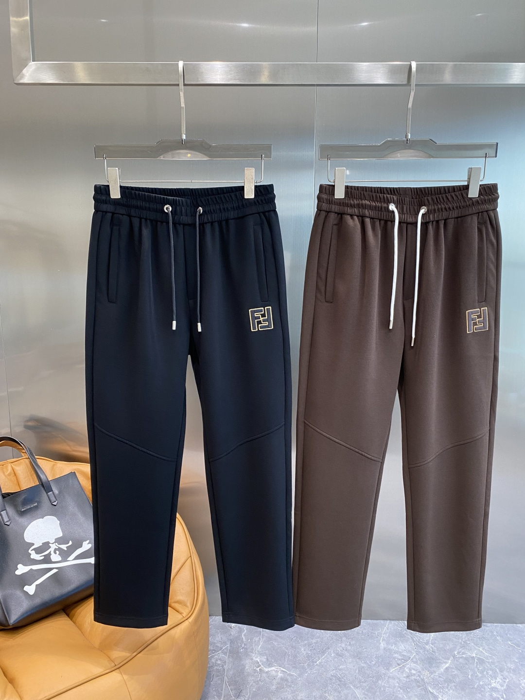 NO:596050,'Fenjia' 2025 new counter product hot-selling high-end casual pants and elastic pants!  Luxurious brand logos are embellished with craftsmanship. You can enter and leave the counter at will. A must-have for high-end men!  Silk cotton fabrics supplied by customers show high-end luxury, simple and elegant design, very expensive fabric ingredients and high craftsmanship!  The tailoring is sharp and the upper body has no sense of restraint. A must-have new product for fashionable men!  Size M-3XL next day,,fendi,alexander wang19860909《芬家》 2025专柜新品大爆款高端休闲裤松紧裤！奢华品牌logo重工艺点缀 随意 进出专柜,高端男士必备！客供丝棉面料 尽显高端奢华 设计简洁大方 面料成分非常昂贵 高工艺！剪裁鲜明,上身毫无束缚感 时尚潮男必备新品！尺码M-3XL隔天,,fendi,alexander wang,Men's clothing