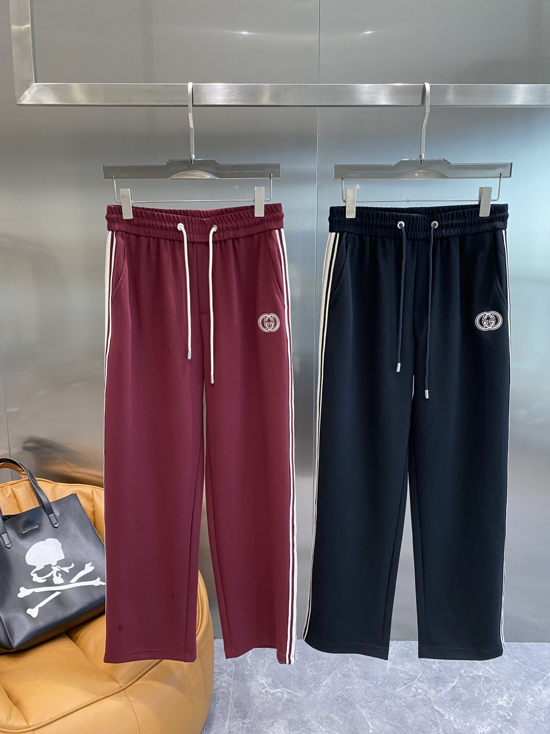 NO:596048,'Gujia' 2025 new counter product hot-selling high-end casual pants and elastic pants!  Luxurious brand logos are embellished with craftsmanship. You can enter and leave the counter at will. A must-have for high-end men!  Silk cotton fabrics supplied by customers show high-end luxury, simple and elegant design, very expensive fabric ingredients and high craftsmanship!  The tailoring is sharp and the upper body has no sense of restraint. A must-have new product for fashionable men!  Size M-3XL next day,,gucci,alexander wang19860909《古家》 2025专柜新品大爆款高端休闲裤松紧裤！奢华品牌logo重工艺点缀 随意 进出专柜,高端男士必备！客供丝棉面料 尽显高端奢华 设计简洁大方 面料成分非常昂贵 高工艺！剪裁鲜明,上身毫无束缚感 时尚潮男必备新品！尺码M-3XL隔天,,gucci,alexander wang,Men's clothing