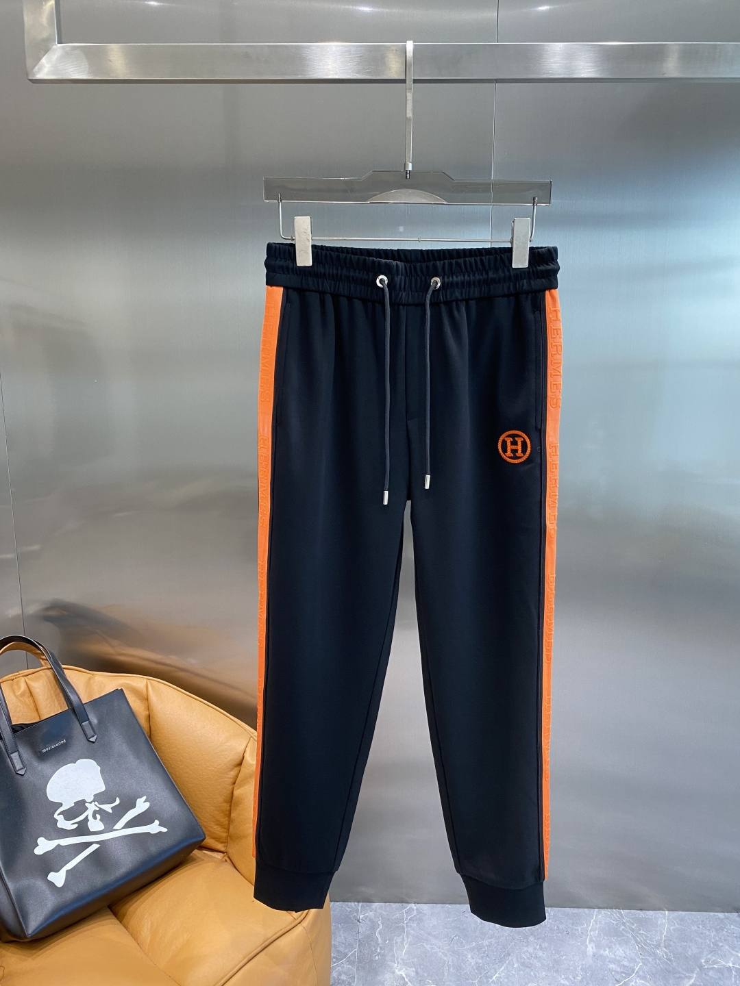 NO:596046,'Horse Lovers' 2025 new counter product hot-selling high-end casual pants and elastic pants!  Luxurious brand logos are embellished with craftsmanship. You can enter and leave the counter at will. A must-have for high-end men!  Silk cotton fabrics supplied by customers show high-end luxury, simple and elegant design, very expensive fabric ingredients and high craftsmanship!  The tailoring is sharp and the upper body has no sense of restraint. A must-have new product for fashionable men!  Size M-3XL next day,,hermes,alexander wang19860909《爱马家》 2025专柜新品大爆款高端休闲裤松紧裤！奢华品牌logo重工艺点缀 随意 进出专柜,高端男士必备！客供丝棉面料 尽显高端奢华 设计简洁大方 面料成分非常昂贵 高工艺！剪裁鲜明,上身毫无束缚感 时尚潮男必备新品！尺码M-3XL隔天,,hermes,alexander wang,Men's clothing