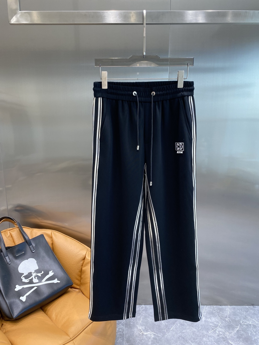 NO:596044,'Dijia' 2025 new counter product hot-selling high-end casual pants and elastic pants!  Luxurious brand logos are embellished with craftsmanship. You can enter and leave the counter at will. A must-have for high-end men!  Silk cotton fabrics supplied by customers show high-end luxury, simple and elegant design, very expensive fabric ingredients and high craftsmanship!  The tailoring is sharp and there is no sense of restraint on the upper body. A must-have new product for fashionable men!  Size M-3XL next day, dior, alexander wang19860909《迪家》 2025专柜新品大爆款高端休闲裤松紧裤！奢华品牌logo重工艺点缀 随意 进出专柜,高端男士必备！客供丝棉面料 尽显高端奢华 设计简洁大方 面料成分非常昂贵 高工艺！剪裁鲜明,上身毫无束缚感 时尚潮男必备新品！尺码M-3XL隔天,,dior,alexander wang,Men's clothing