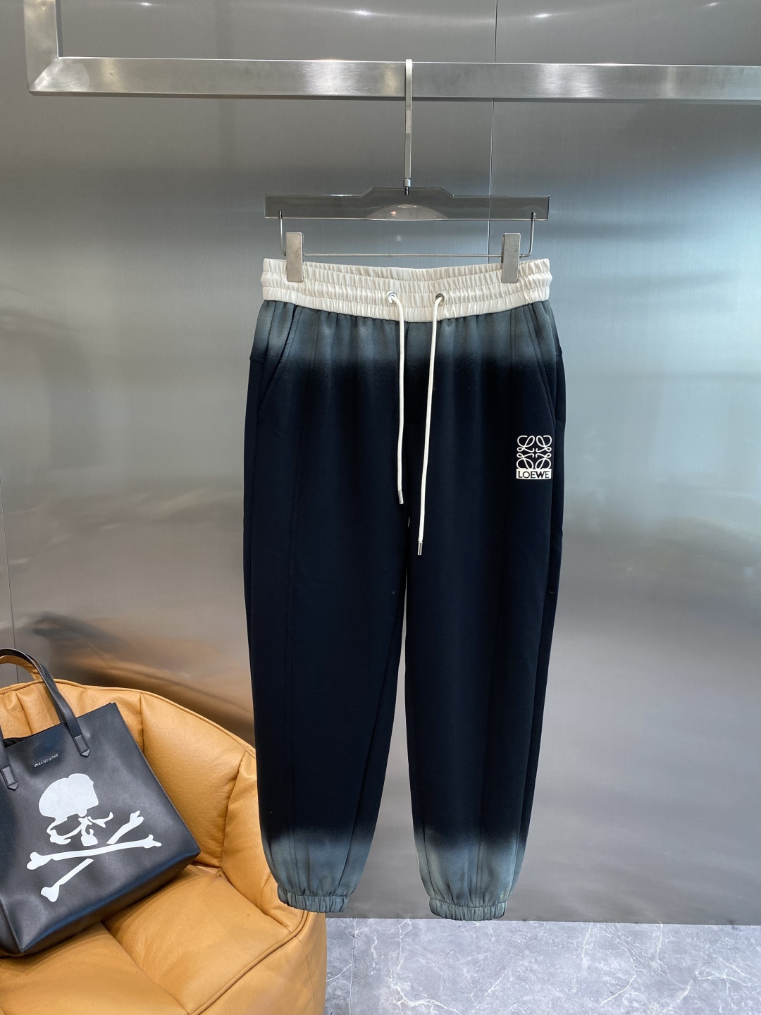 NO:596061,'Luojia' 2025 new counter product hot-selling high-end casual pants and elastic pants!  Luxurious brand logos are embellished with craftsmanship. You can enter and leave the counter at will. A must-have for high-end men!  Silk cotton fabrics supplied by customers show high-end luxury, simple and elegant design, very expensive fabric ingredients and high craftsmanship!  The tailoring is sharp and the upper body has no sense of restraint. A must-have new product for fashionable men!  Size M-3XL next day,,loewe,alexander wang19860909《罗家》 2025专柜新品大爆款高端休闲裤松紧裤！奢华品牌logo重工艺点缀 随意 进出专柜,高端男士必备！客供丝棉面料 尽显高端奢华 设计简洁大方 面料成分非常昂贵 高工艺！剪裁鲜明,上身毫无束缚感 时尚潮男必备新品！尺码M-3XL隔天,,loewe,alexander wang,Men's clothing