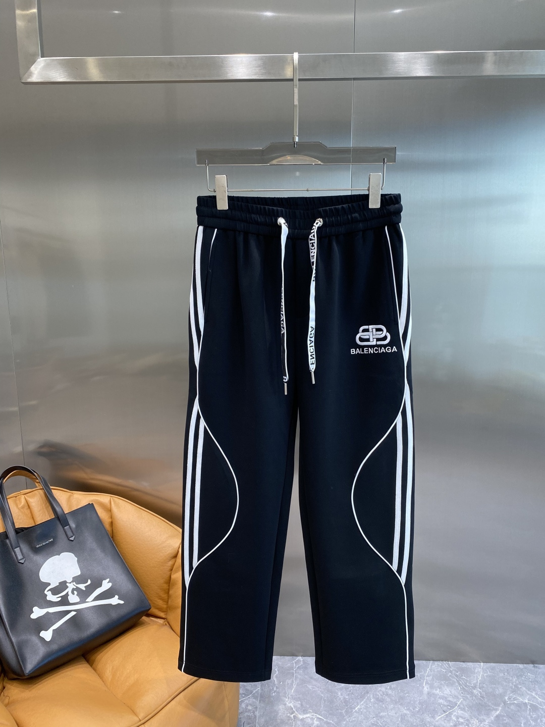 NO:596059,'Paris Home' specializes in high-end versions of new casual pants and straight pants!  Customized fabrics at the counter are highly comfortable, with impeccable details and brand element design concepts, reflecting high quality. They feel delicate and soft!  It presents a casual cut and the upper body shape is awesome!  Size M-3XL next day,,balenciaga,alexander wang19860909《巴黎家 》 专供新款休闲裤 直筒裤 高端版本！专柜定制面料 舒适度高,细节无可挑剔,品牌元素设计理念,体现高品质.手感细腻柔软！呈现休闲裁剪,上身版型超赞！ 码数M-3XL隔天,,balenciaga,alexander wang,Men's clothing