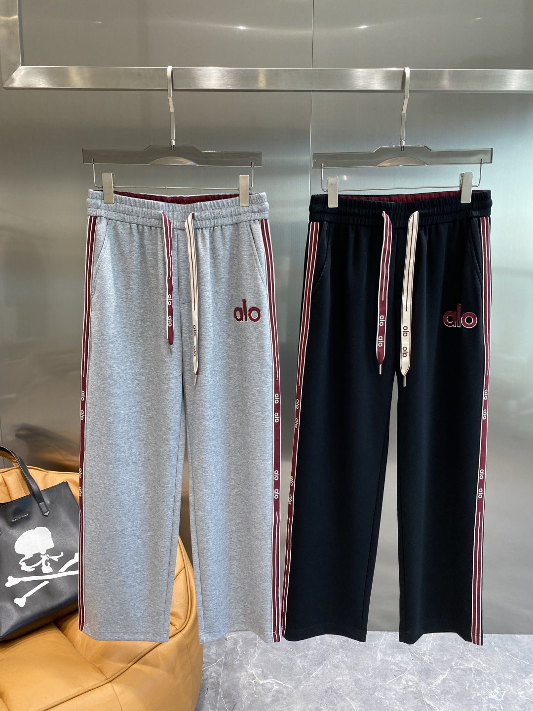 NO:596057,'alo' specializes in high-end versions of new casual pants and straight pants!  Customized fabrics at the counter are highly comfortable, with impeccable details and brand element design concepts, reflecting high quality. They feel delicate and soft!  It presents a casual cut and the upper body shape is awesome!  Size M-3XL next day,,alexander wang19860909《alo 》 专供新款休闲裤 直筒裤 高端版本！专柜定制面料 舒适度高,细节无可挑剔,品牌元素设计理念,体现高品质.手感细腻柔软！呈现休闲裁剪,上身版型超赞！ 码数M-3XL隔天,,alexander wang,Men's clothing