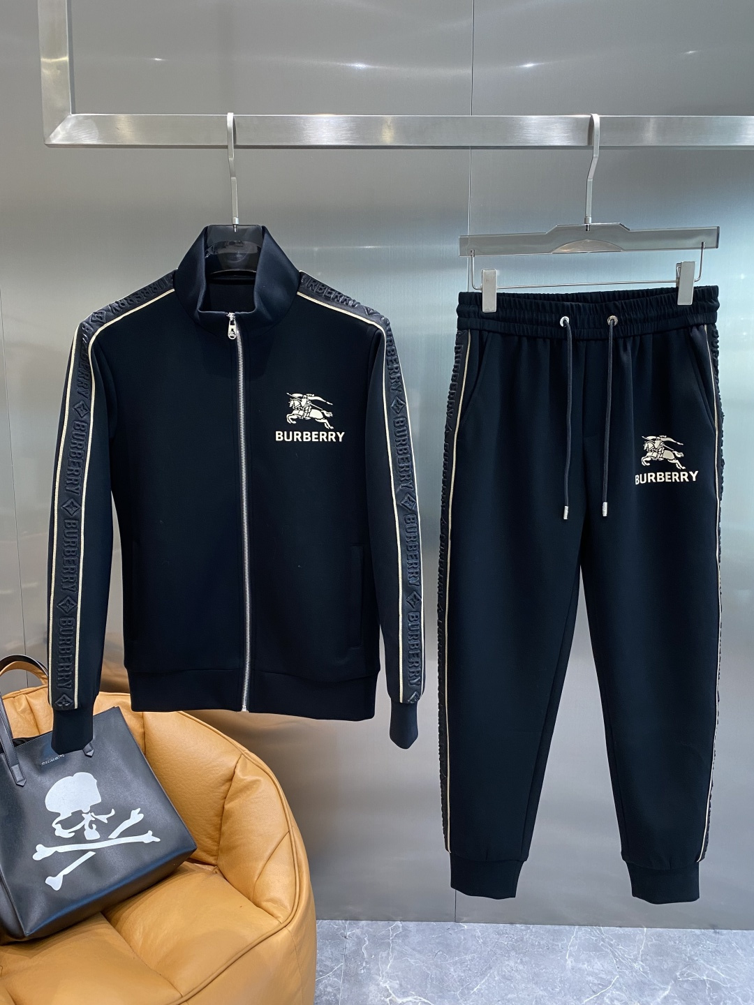 NO:596078,'Bajia' 2025 autumn and winter new counter casual suits of the same style, breathable, comfortable and casual!  Full of high-end feel!  The details are exquisite and high-end, and the workmanship is impeccable!  The original high-end fabric is very high-end!  The fabric is crisp, anti-wrinkle and wear-resistant, warm and stylish. Everyone must buy a set this autumn and winter. It must look cool and handsome when worn. Recommended!  M-3XL next day,,burberry,alexander wang19860909《巴家》 2025秋冬新款专柜同款休闲套装,透气舒适休闲！高级感满满！细节精致高档,做工无可挑剔！原版高端面料很显高级！面料挺括抗皱耐磨,保暖利落有型 这个秋冬每人必须入手一套 穿上必须是醉帅气的 推荐款！M-3XL隔天,,burberry,alexander wang,Men's clothing