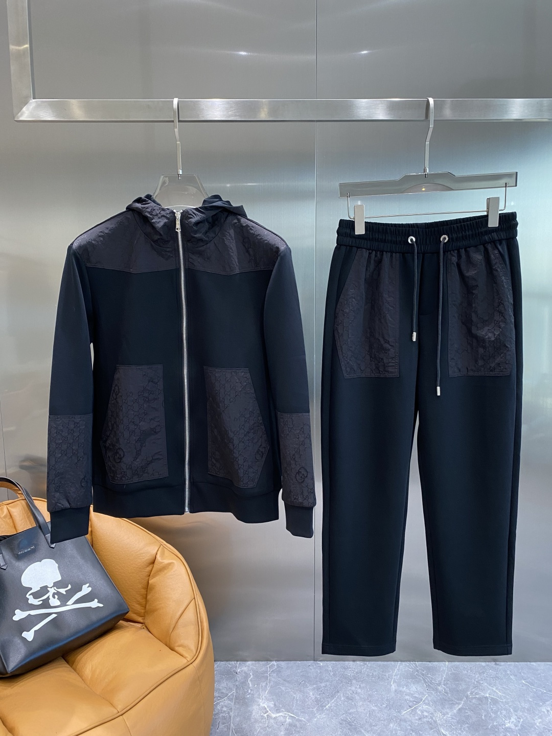 NO:596075,'Gujia' 2025 autumn and winter new counter casual suits of the same style, breathable, comfortable and casual!  Full of high-end feel!  The details are exquisite and high-end, and the workmanship is impeccable!  The original high-end fabric is very high-end!  The fabric is crisp, anti-wrinkle and wear-resistant, warm and stylish. Everyone must buy a set this autumn and winter. It must look cool and handsome when worn. Recommended!  M-3XL next day,,gucci,alexander wang19860909《古家》 2025秋冬新款专柜同款休闲套装,透气舒适休闲！高级感满满！细节精致高档,做工无可挑剔！原版高端面料很显高级！面料挺括抗皱耐磨,保暖利落有型 这个秋冬每人必须入手一套 穿上必须是醉帅气的 推荐款！M-3XL隔天,,gucci,alexander wang,Men's clothing