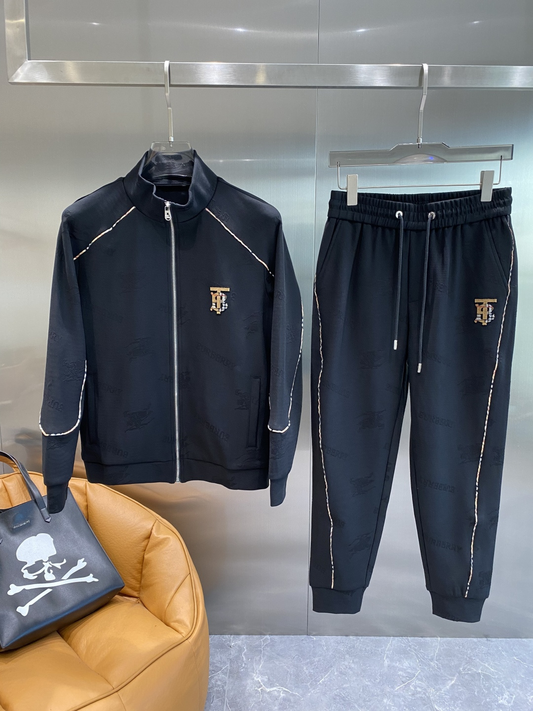 NO:596072,'Bajia' 2025 autumn and winter new counter casual suits of the same style, breathable, comfortable and casual!  Full of high-end feel!  The details are exquisite and high-end, and the workmanship is impeccable!  The original high-end fabric is very high-end!  The fabric is crisp, anti-wrinkle and wear-resistant, warm and stylish. Everyone must buy a set this autumn and winter. It must look cool and handsome when worn. Recommended!  M-3XL next day,,burberry,alexander wang19860909《巴家》 2025秋冬新款专柜同款休闲套装,透气舒适休闲！高级感满满！细节精致高档,做工无可挑剔！原版高端面料很显高级！面料挺括抗皱耐磨,保暖利落有型 这个秋冬每人必须入手一套 穿上必须是醉帅气的 推荐款！M-3XL隔天,,burberry,alexander wang,Men's clothing