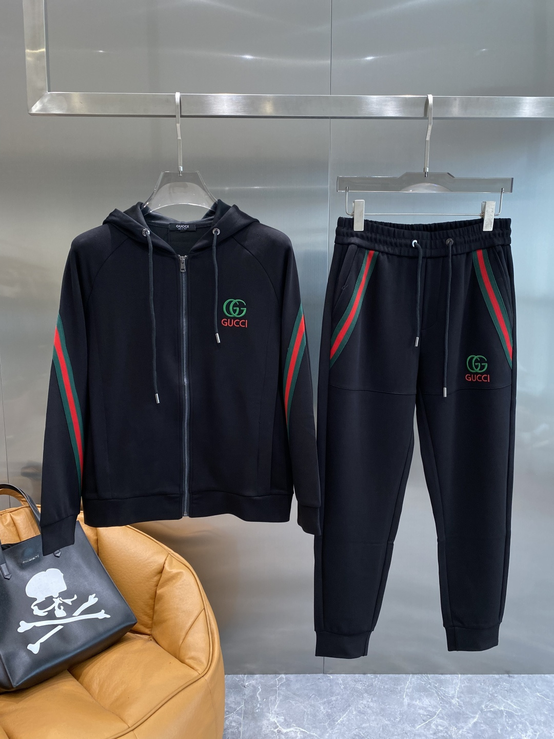 NO:596069,'Gujia' 2025 autumn and winter new counter casual suits of the same style, breathable, comfortable and casual!  Full of high-end feel!  The details are exquisite and high-end, and the workmanship is impeccable!  The original high-end fabric is very high-end!  The fabric is crisp, anti-wrinkle and wear-resistant, warm and stylish. Everyone must buy a set this autumn and winter. It must look cool and handsome when worn. Recommended!  M-3XL next day,,gucci,alexander wang19860909《古家》 2025秋冬新款专柜同款休闲套装,透气舒适休闲！高级感满满！细节精致高档,做工无可挑剔！原版高端面料很显高级！面料挺括抗皱耐磨,保暖利落有型 这个秋冬每人必须入手一套 穿上必须是醉帅气的 推荐款！M-3XL隔天,,gucci,alexander wang,Men's clothing