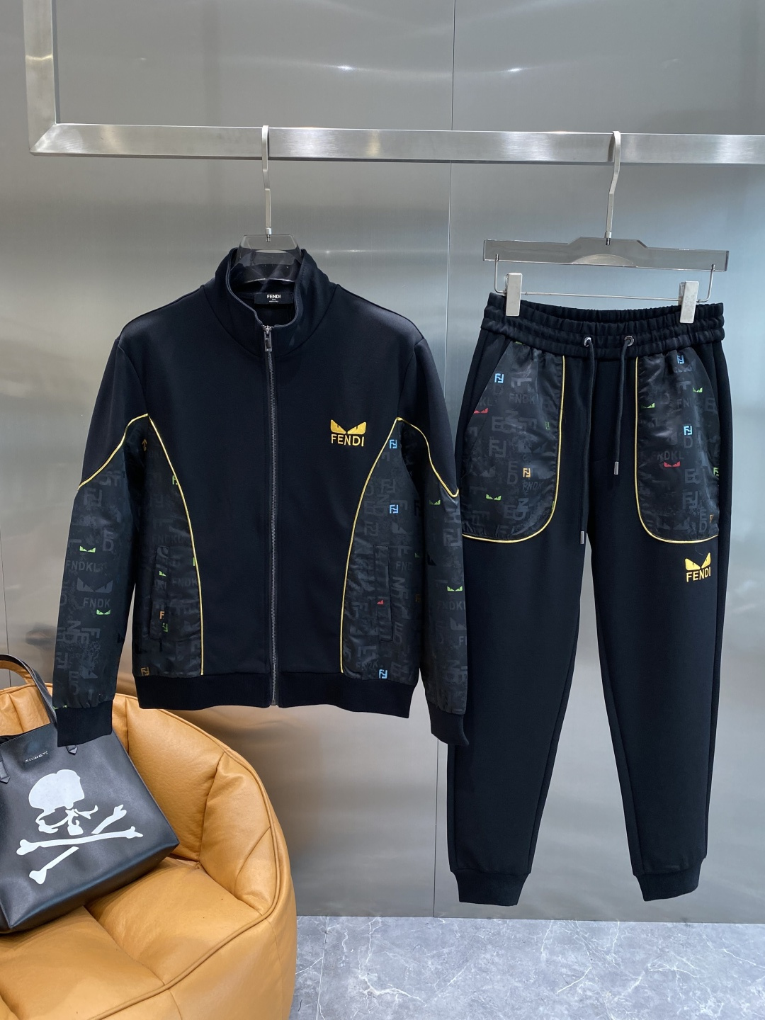 NO:596063,'Fenjia' 2025 cool and handsome sports suit, the low-key luxury in the fashion industry, classic, calm and versatile. It shows luxury in a low-key manner, and the small logo on the chest is the finishing touch, full of sophistication. M-3XL next day, fendi, alexander wang19860909《 芬家》 2025酷帅运动套装,时尚界的低调奢华担当 经典 沉稳大气又百搭.低调中彰显奢华,胸前小巧的标识,更是点睛之笔,精致感拉满.M-3XL隔天,,fendi,alexander wang,Men's clothing