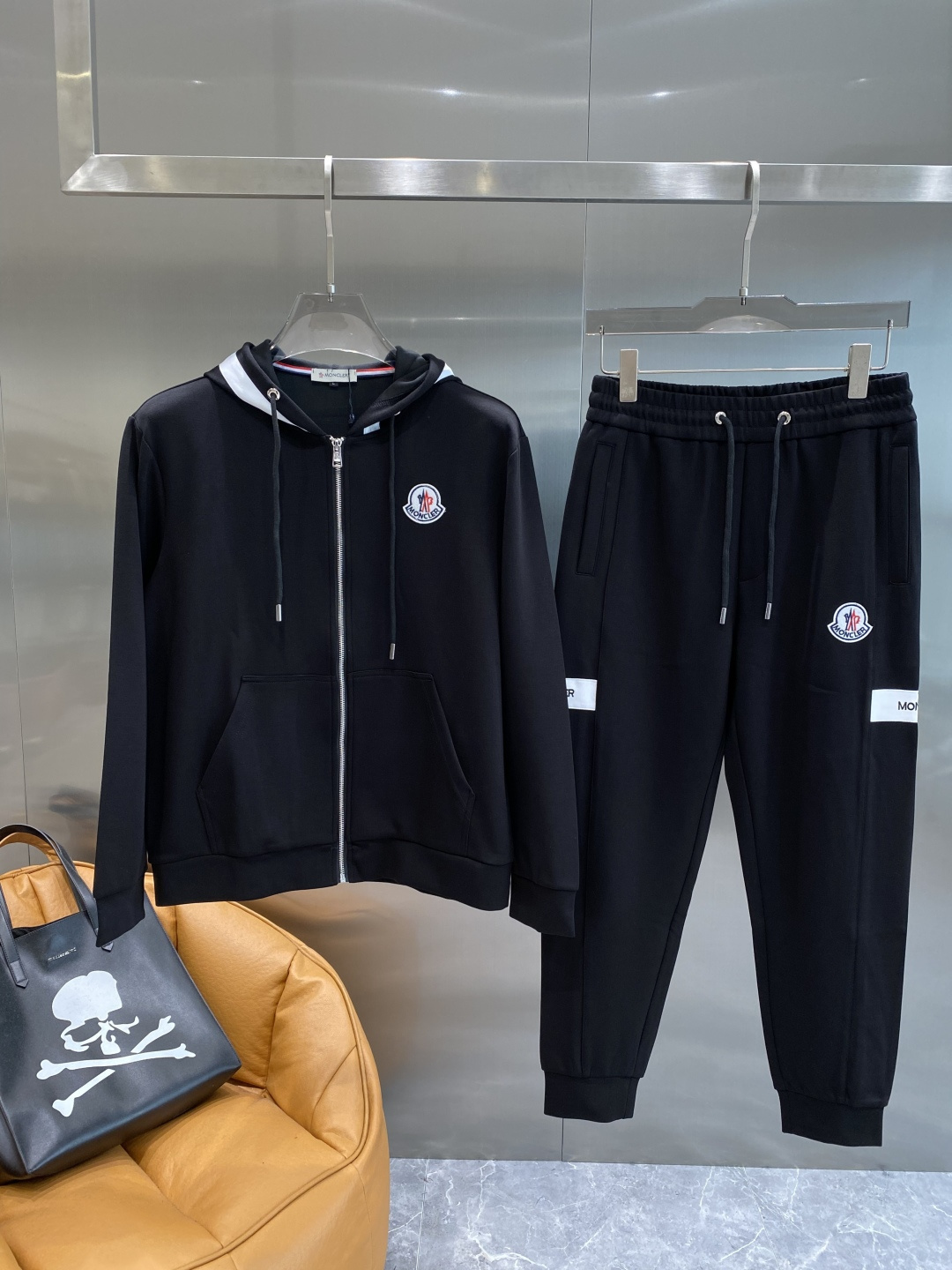 NO:596066,'Mengjia' 2025 autumn and winter new counter casual suits of the same style, breathable, comfortable and casual!  Full of high-end feel!  The details are exquisite and high-end, and the workmanship is impeccable!  The original high-end fabric is very high-end!  The fabric is crisp, anti-wrinkle and wear-resistant, warm and stylish. Everyone must buy a set this autumn and winter. It must look cool and handsome when worn. Recommended!  M-3XL next day,,alexander wang19860909《蒙家》 2025秋冬新款专柜同款休闲套装,透气舒适休闲！高级感满满！细节精致高档,做工无可挑剔！原版高端面料很显高级！面料挺括抗皱耐磨,保暖利落有型 这个秋冬每人必须入手一套 穿上必须是醉帅气的 推荐款！M-3XL隔天,,alexander wang,Men's clothing