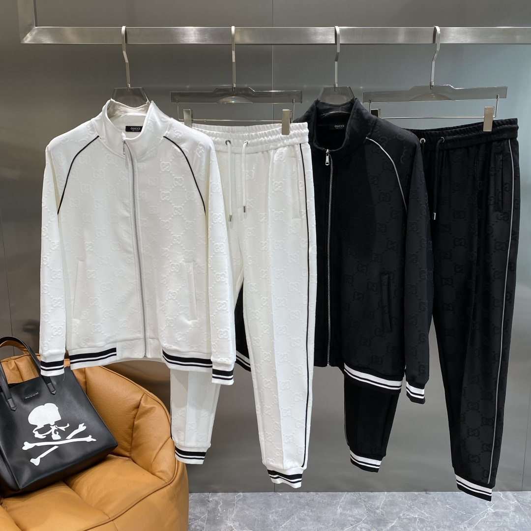 NO:596062,'Gujia' 2025 cool and handsome sports suit, the low-key luxury in the fashion industry, classic, calm and versatile. It shows luxury in a low-key manner, and the small logo on the chest is the finishing touch, full of sophistication. M-3XL next day,, gucci, alexander wang19860909《 古家》 2025酷帅运动套装,时尚界的低调奢华担当 经典 沉稳大气又百搭.低调中彰显奢华,胸前小巧的标识,更是点睛之笔,精致感拉满.M-3XL隔天,,gucci,alexander wang,Men's clothing