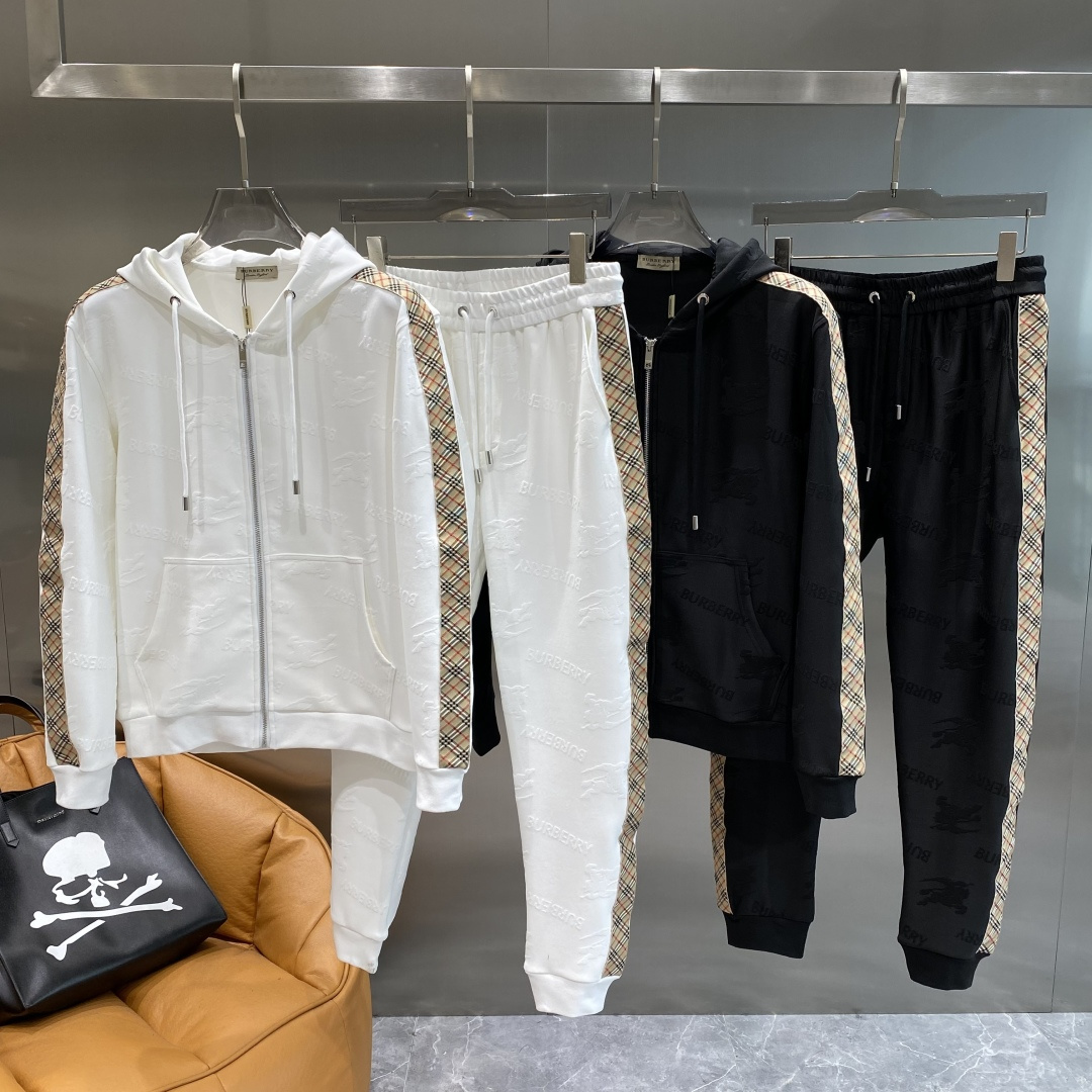 NO:596060,'Bajia' 2025 cool and handsome sports suit, the low-key luxury in the fashion industry, classic, calm and versatile. It shows luxury in a low-key manner, and the small logo on the chest is the finishing touch, full of sophistication. M-3XL next day, burberry, alexander wang19860909《 巴家》 2025酷帅运动套装,时尚界的低调奢华担当 经典 沉稳大气又百搭.低调中彰显奢华,胸前小巧的标识,更是点睛之笔,精致感拉满.M-3XL隔天,,burberry,alexander wang,Men's clothing