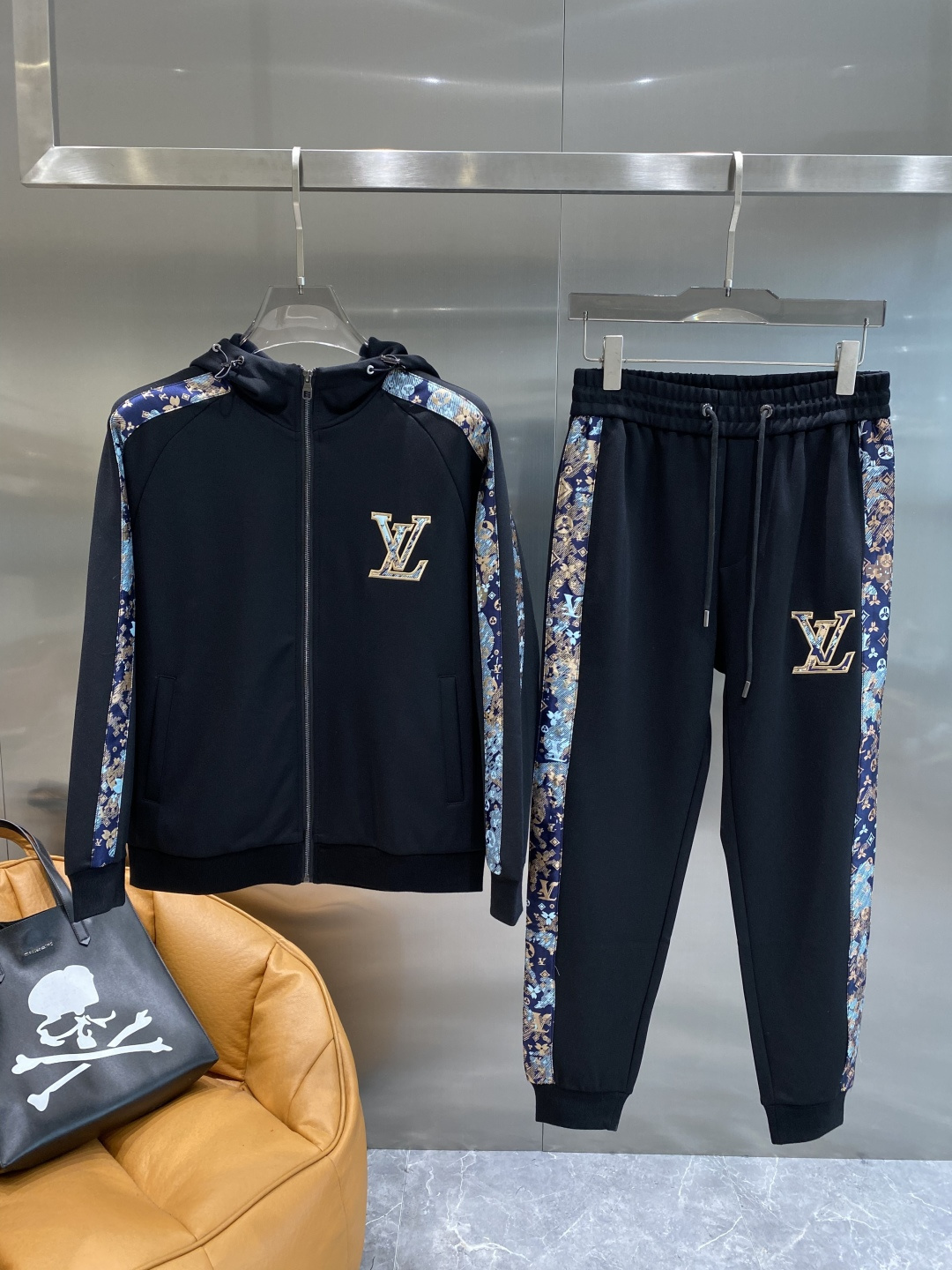 NO:596058,'Donkey Family' 2025 autumn and winter new counter casual suits of the same style, breathable, comfortable and casual!  Full of high-end feel!  The details are exquisite and high-end, and the workmanship is impeccable!  The original high-end fabric is very high-end!  The fabric is crisp, anti-wrinkle and wear-resistant, warm and stylish. Everyone must buy a set this autumn and winter. It must look cool and handsome when worn. Recommended!  M-3XL next day,,louis vuitton,louis vuitton,alexander wang19860909《驴家》 2025秋冬新款专柜同款休闲套装,透气舒适休闲！高级感满满！细节精致高档,做工无可挑剔！原版高端面料很显高级！面料挺括抗皱耐磨,保暖利落有型 这个秋冬每人必须入手一套 穿上必须是醉帅气的 推荐款！M-3XL隔天,,louis vuitton,louis vuitton,alexander wang,Men's clothing