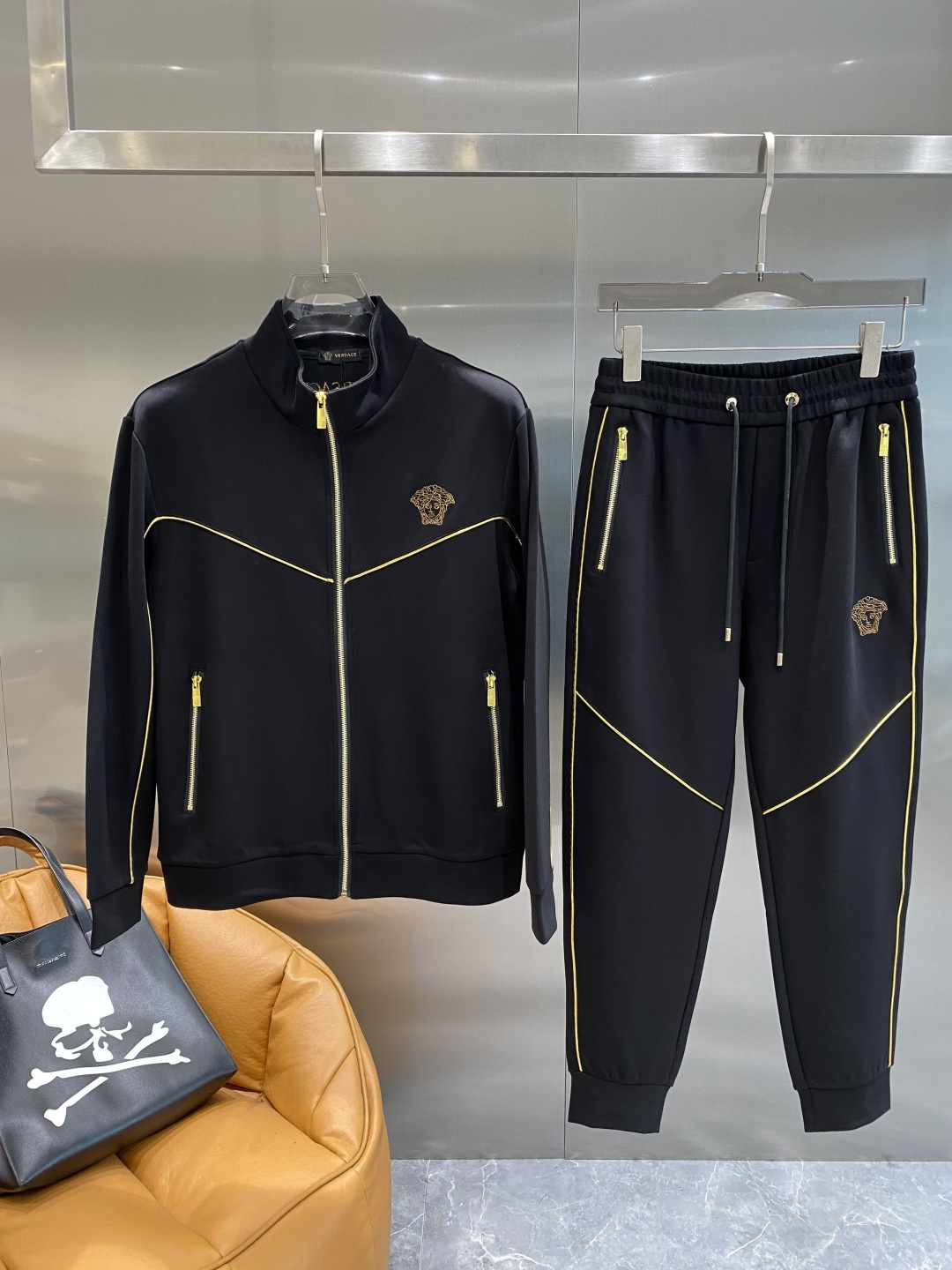 NO:596056,'Fanjia' 2025 autumn and winter new counter casual suits of the same style, breathable, comfortable and casual!  Full of high-end feel!  The details are exquisite and high-end, and the workmanship is impeccable!  The original high-end fabric is very high-end!  The fabric is crisp, anti-wrinkle and wear-resistant, warm and stylish. Everyone must buy a set this autumn and winter. It must look cool and handsome when worn. Recommended!  M-3XL next day,,alexander wang19860909《范家》 2025秋冬新款专柜同款休闲套装,透气舒适休闲！高级感满满！细节精致高档,做工无可挑剔！原版高端面料很显高级！面料挺括抗皱耐磨,保暖利落有型 这个秋冬每人必须入手一套 穿上必须是醉帅气的 推荐款！M-3XL隔天,,alexander wang,Men's clothing