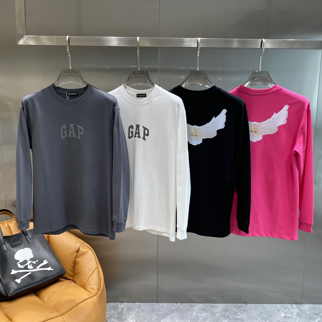 NO:596081,'Balenciaga' 2025ss long-sleeved T-shirt. Customized cotton double yarn tight and smooth fabric. The cloth surface is clean, the cloth pattern is clear, the hand feel is very delicate and solid, and it is more stiff. The cuffs are widened and threaded to fit the width of the wrist. It is tight and wear-resistant. The whole garment is cut in three-dimensional positioning. Size S-XXL next day, balenciaga, tees, t-shirt, alexander wang19860909《巴黎世家》 2025ss长袖t恤 定制全棉双纱紧密爽滑面料,布面干净,布纹清晰,手感非常细腻扎实,更加力挺 袖口加宽螺纹设计,贴合手腕宽度,紧实耐磨,整衣立体定位剪裁.码数S-XXL隔天,,balenciaga,tees，t-shirt,alexander wang,Men's clothing