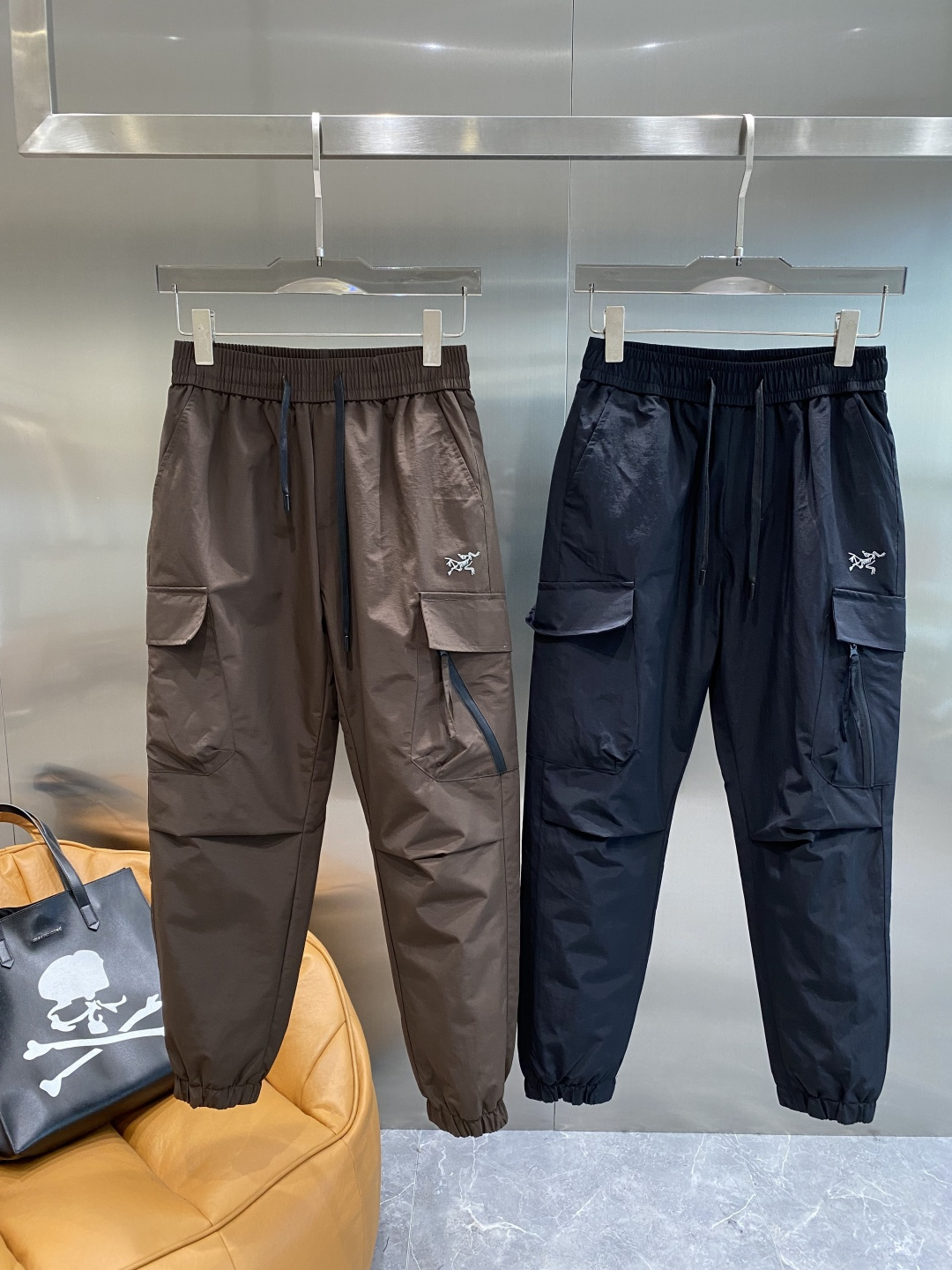 NO:596511,'Bird House' 25ss new autumn and winter high-version down pants are here, a must-have for winter. Outdoor windproof, temperature-locking, thickened and warm leggings down pants. Warm and windproof. Made of professional-grade outdoor windproof, waterproof and breathable fabric. Filled with 90 white duck down inside. Lightweight design. Lightweight and warm. Effectively prevent velvet running. Original hardware accessories. Classic logo matching. Simple and versatile. The upper body is stylish and not bloated.  Size M-4XL next day,,jil sander,down jacket,alexander wang19860909《鸟家》 25ss秋冬新品高版本羽绒裤来袭冬季必备款 户外防风锁温加厚保暖束脚羽绒裤 保暖防风两不误 采用专业级户外防风防水透气面料 内里90白鸭绒填充 轻量化设计 轻盈保暖 有效防止跑绒钻绒 原版五金辅料 经典logo搭配 简约百搭 上身有型不臃肿 尺码M-4XL隔天,,jil sander,down jacket,alexander wang,Men's clothing