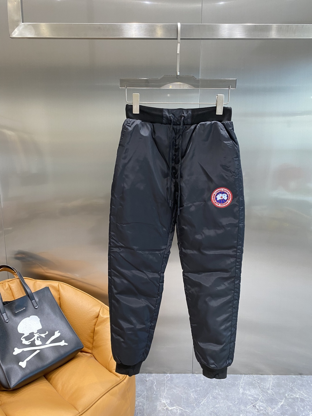 NO:596514,'Canadian Home' 25ss new autumn and winter high version down pants are here, a must-have for winter. Outdoor windproof, temperature-locking, thickened and leg-warming down pants. Warm and windproof. Made of professional-grade outdoor windproof, waterproof and breathable fabric. Filled with 90 white duck down inside. Lightweight design. Lightweight and warm. Effectively prevent velvet running. Original hardware accessories. Classic logo matching. Simple and versatile. The upper body is stylish and not bloated.  Size M-4XL next day,,down jacket,alexander wang19860909《加拿大家》 25ss秋冬新品高版本羽绒裤来袭冬季必备款 户外防风锁温加厚保暖束脚羽绒裤 保暖防风两不误 采用专业级户外防风防水透气面料 内里90白鸭绒填充 轻量化设计 轻盈保暖 有效防止跑绒钻绒 原版五金辅料 经典logo搭配 简约百搭 上身有型不臃肿 尺码M-4XL隔天,,down jacket,alexander wang,Men's clothing