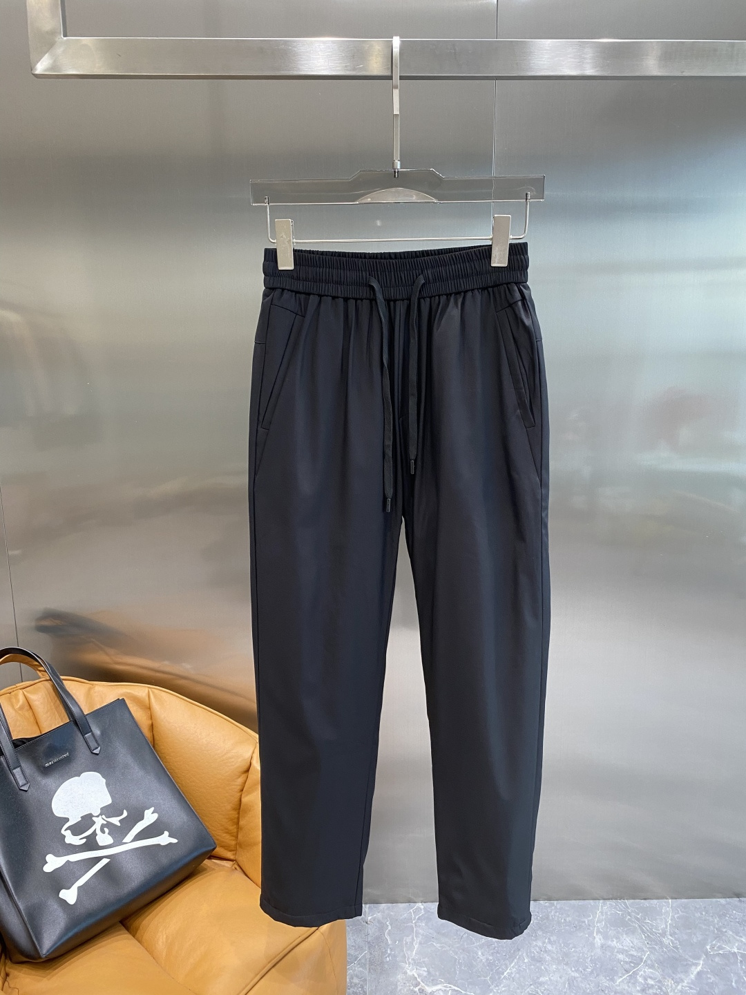 NO:596517,'Pu Jia' 25ss new autumn and winter high-version down pants are here, a must-have for winter. Outdoor windproof, temperature-locking, thickened and warm leggings down pants, both warm and windproof. Made of professional-grade outdoor windproof, waterproof and breathable fabric. Filled with 90 white duck down inside. Lightweight design. Lightweight and warm. Effectively prevent velvet running. Original hardware accessories. Classic logo matching. Simple and versatile. The upper body is stylish and not bloated.  Sizes M-4XL next day, prada, down jacket, alexander wang19860909《普家》 25ss秋冬新品高版本羽绒裤来袭冬季必备款 户外防风锁温加厚保暖束脚羽绒裤 保暖防风两不误 采用专业级户外防风防水透气面料 内里90白鸭绒填充 轻量化设计 轻盈保暖 有效防止跑绒钻绒 原版五金辅料 经典logo搭配 简约百搭 上身有型不臃肿 尺码M-4XL隔天,,prada,down jacket,alexander wang,Men's clothing