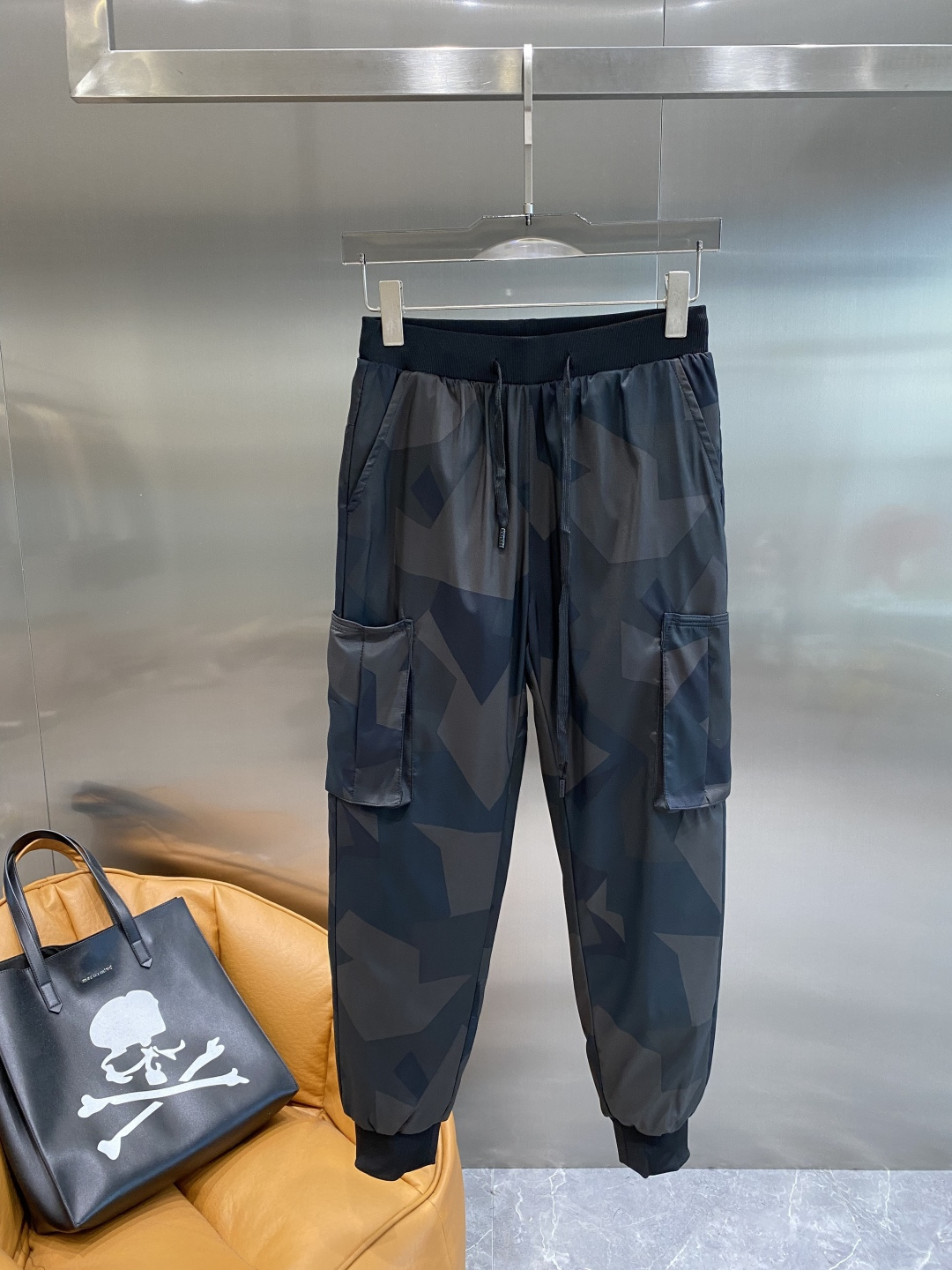 NO:596520,'Warren's House' 25ss autumn and winter high version down pants are here, a must-have for winter. Outdoor windproof, temperature-locking, thickened and warm leggings down pants, both warm and windproof. Made of professional-grade outdoor windproof, waterproof and breathable fabric. Filled with 90 white duck down inside. Lightweight design, light and warm, effectively preventing velvet running. Original hardware accessories, classic logo matching, simple and versatile, stylish and not bloated on the upper body.  Size M-4XL next day,,valentino,down jacket,alexander wang19860909《华伦家》 25ss秋冬高版本羽绒裤来袭冬季必备款 户外防风锁温加厚保暖束脚羽绒裤 保暖防风两不误 采用专业级户外防风防水透气面料 内里90白鸭绒填充 轻量化设计 轻盈保暖 有效防止跑绒钻绒 原版五金辅料 经典logo搭配 简约百搭 上身有型不臃肿 尺码M-4XL隔天,,valentino,down jacket,alexander wang,Men's clothing