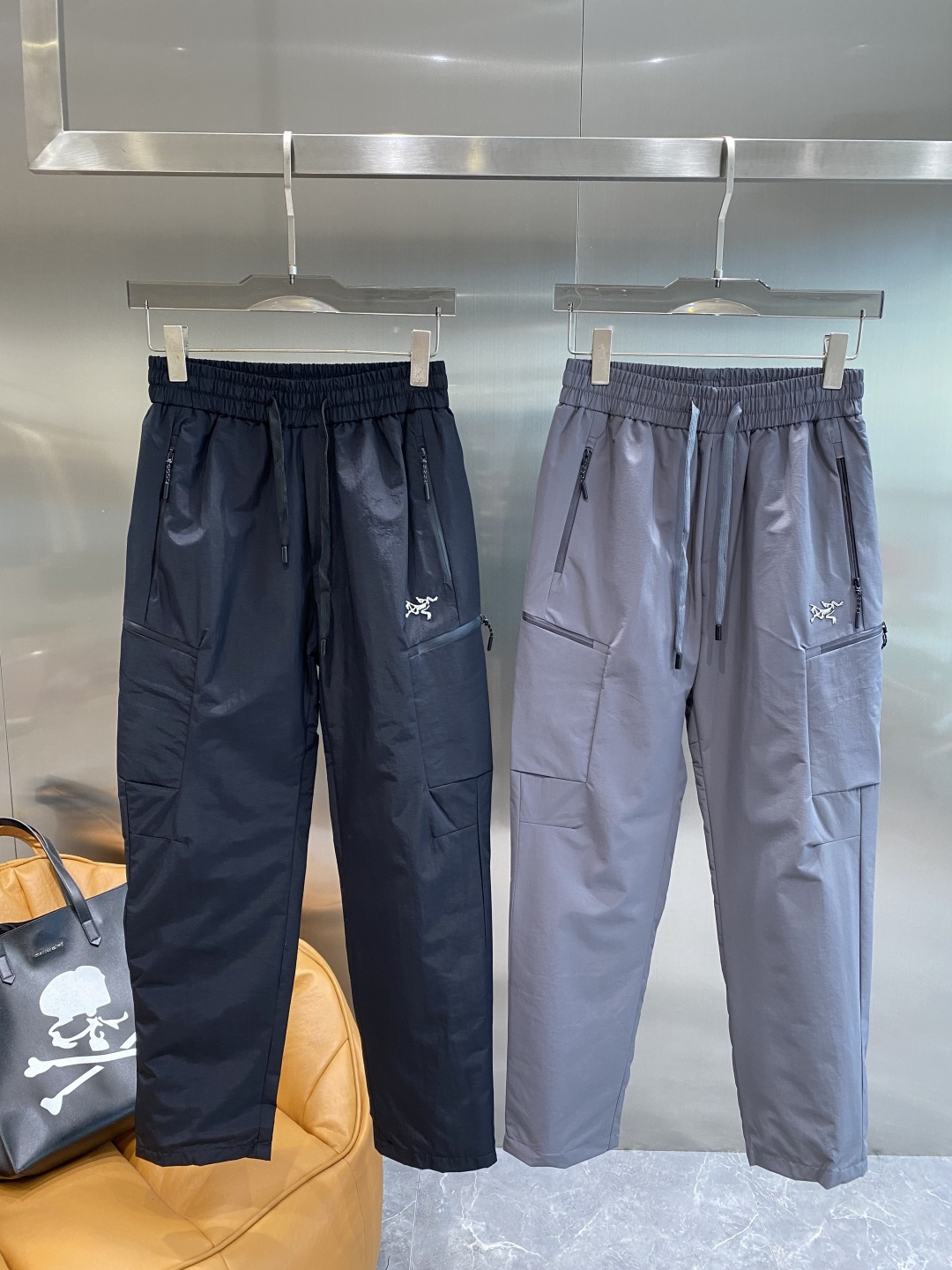 NO:596523,'Bird House' 25ss autumn and winter high version down pants are here, a must-have for winter. Outdoor windproof, temperature-locking, thickened and warm leggings down pants, both warm and windproof. Made of professional-grade outdoor windproof, waterproof and breathable fabric. Filled with 90 white duck down inside. Lightweight design. Lightweight and warm. Effectively prevent velvet running. Original hardware accessories. Classic logo matching. Simple and versatile. The upper body is stylish and not bloated. Size M-4XL next day,,jil  sander,down jacket,alexander wang19860909《鸟家》 25ss秋冬高版本羽绒裤来袭冬季必备款 户外防风锁温加厚保暖束脚羽绒裤 保暖防风两不误 采用专业级户外防风防水透气面料 内里90白鸭绒填充 轻量化设计 轻盈保暖 有效防止跑绒钻绒 原版五金辅料 经典logo搭配 简约百搭 上身有型不臃肿 尺码M-4XL隔天,,jil sander,down jacket,alexander wang,Men's clothing