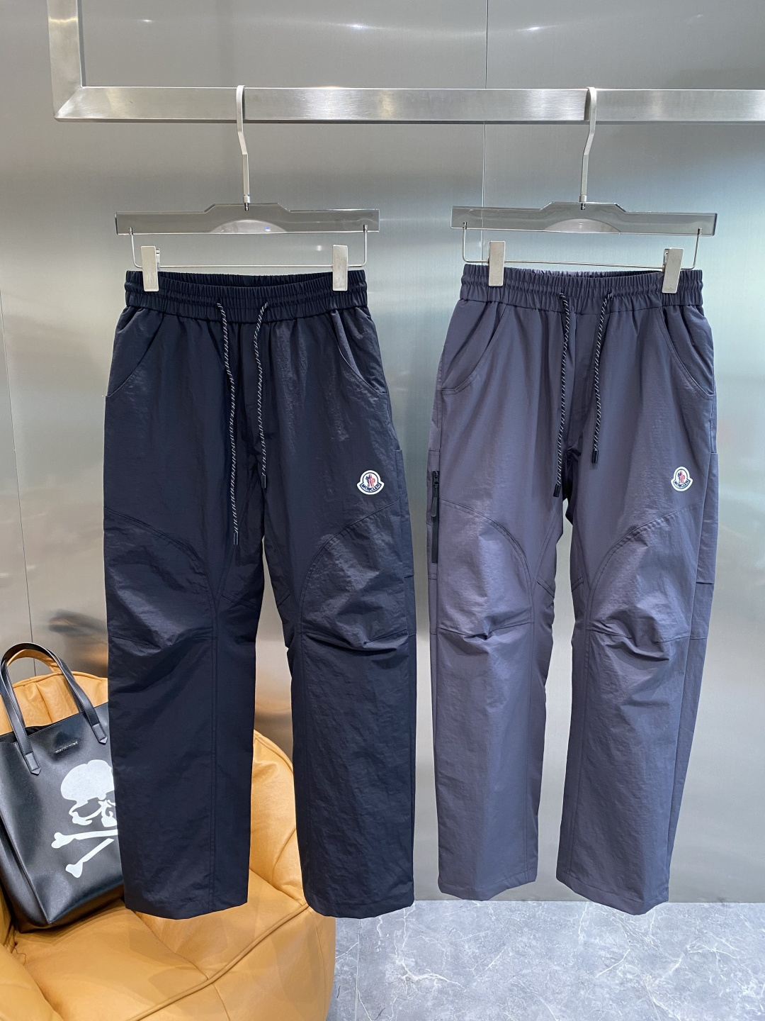 NO:596526,'Mengjia' 25ss autumn and winter high version down pants are here, a must-have for winter. Outdoor windproof, temperature-locking, thickened and warm leggings down pants, both warm and windproof. Made of professional-grade outdoor windproof, waterproof and breathable fabric. Filled with 90 white duck down inside. Lightweight design. Lightweight and warm. Effectively prevent velvet running. Original hardware accessories. Classic logo matching. Simple and versatile. The upper body is stylish and not bloated. Size M-4XL next day,,down  jacket,alexander wang19860909《蒙家》 25ss秋冬高版本羽绒裤来袭冬季必备款 户外防风锁温加厚保暖束脚羽绒裤 保暖防风两不误 采用专业级户外防风防水透气面料 内里90白鸭绒填充 轻量化设计 轻盈保暖 有效防止跑绒钻绒 原版五金辅料 经典logo搭配 简约百搭 上身有型不臃肿 尺码M-4XL隔天,,down jacket,alexander wang,Men's clothing