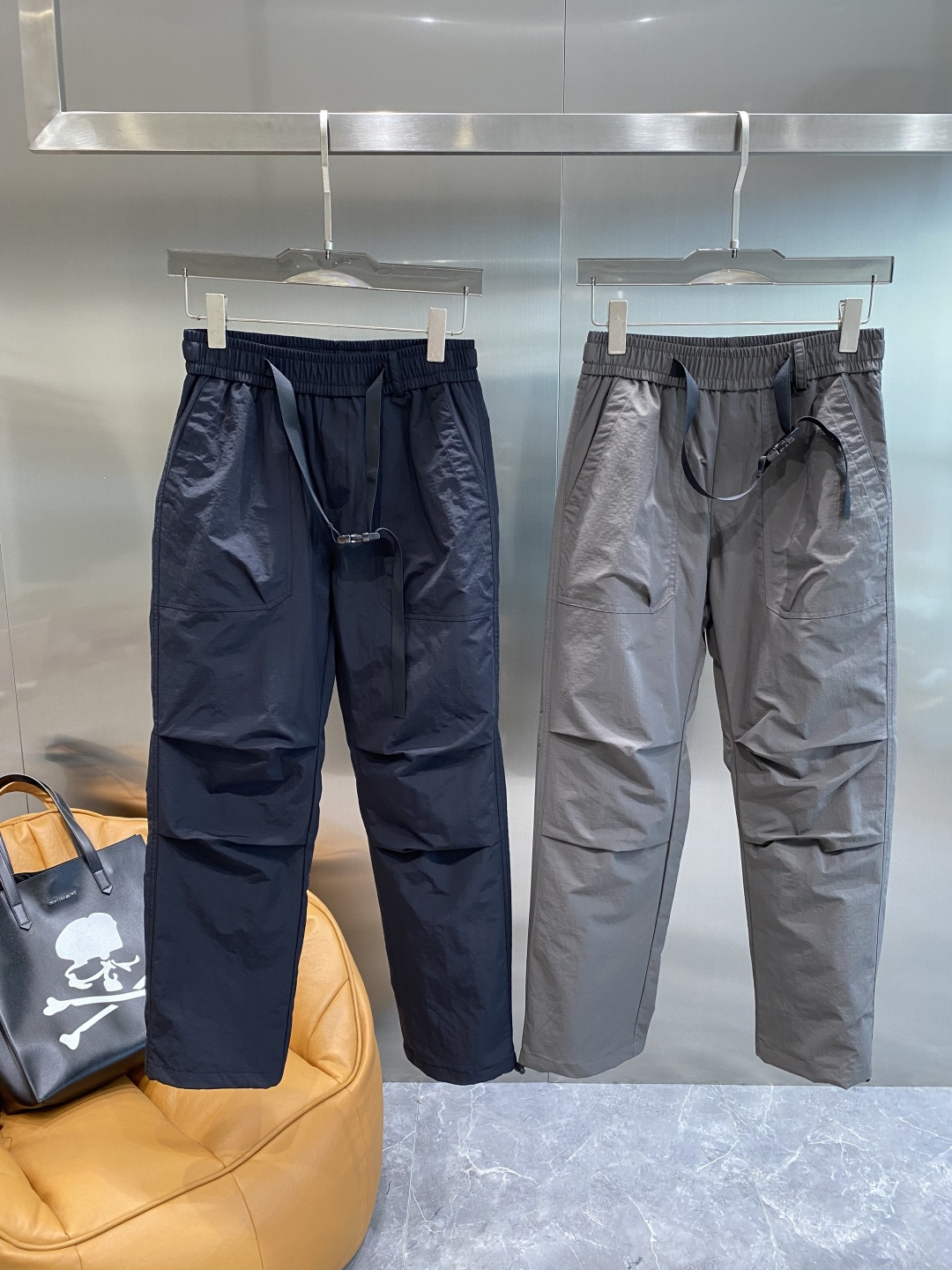 NO:596529,'Dijia' 25ss autumn and winter high version down pants are here, a must-have for winter. Outdoor windproof, temperature-locking, thickened and warm leggings down pants, both warm and windproof. Made of professional-grade outdoor windproof, waterproof and breathable fabric. Filled with 90 white duck down inside. Lightweight design. Lightweight and warm. Effectively prevent velvet running. Original hardware accessories. Classic logo matching. Simple and versatile. The upper body is stylish and not bloated.  Size M-4XL next day, dior, down jacket, alexander wang19860909《迪家》 25ss秋冬高版本羽绒裤来袭冬季必备款 户外防风锁温加厚保暖束脚羽绒裤 保暖防风两不误 采用专业级户外防风防水透气面料 内里90白鸭绒填充 轻量化设计 轻盈保暖 有效防止跑绒钻绒 原版五金辅料 经典logo搭配 简约百搭 上身有型不臃肿 尺码M-4XL隔天,,dior,down jacket,alexander wang,Men's clothing