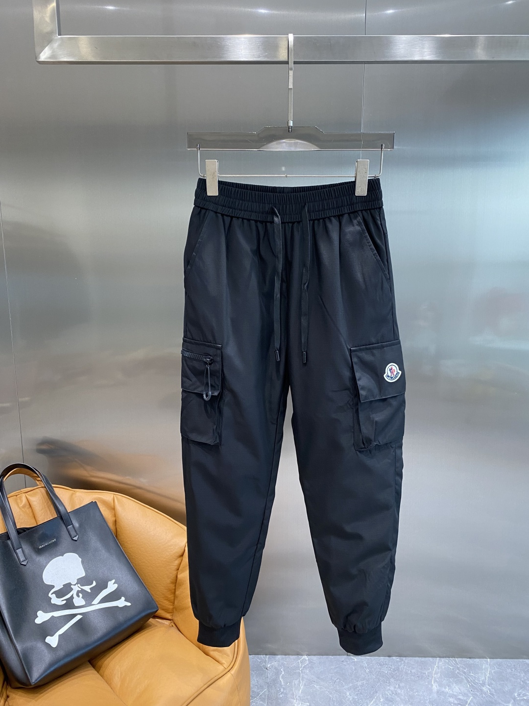 NO:596532,'Mengjia' 25ss autumn and winter high version down pants are here, a must-have for winter. Outdoor windproof, temperature-locking, thickened and warm leggings down pants, both warm and windproof. Made of professional-grade outdoor windproof, waterproof and breathable fabric. Filled with 90 white duck down inside. Lightweight design. Lightweight and warm. Effectively prevent velvet running. Original hardware accessories. Classic logo matching. Simple and versatile. The upper body is stylish and not bloated. Size M-4XL next day,,down  jacket,alexander wang19860909《蒙家》 25ss秋冬高版本羽绒裤来袭冬季必备款 户外防风锁温加厚保暖束脚羽绒裤 保暖防风两不误 采用专业级户外防风防水透气面料 内里90白鸭绒填充 轻量化设计 轻盈保暖 有效防止跑绒钻绒 原版五金辅料 经典logo搭配 简约百搭 上身有型不臃肿 尺码M-4XL隔天,,down jacket,alexander wang,Men's clothing