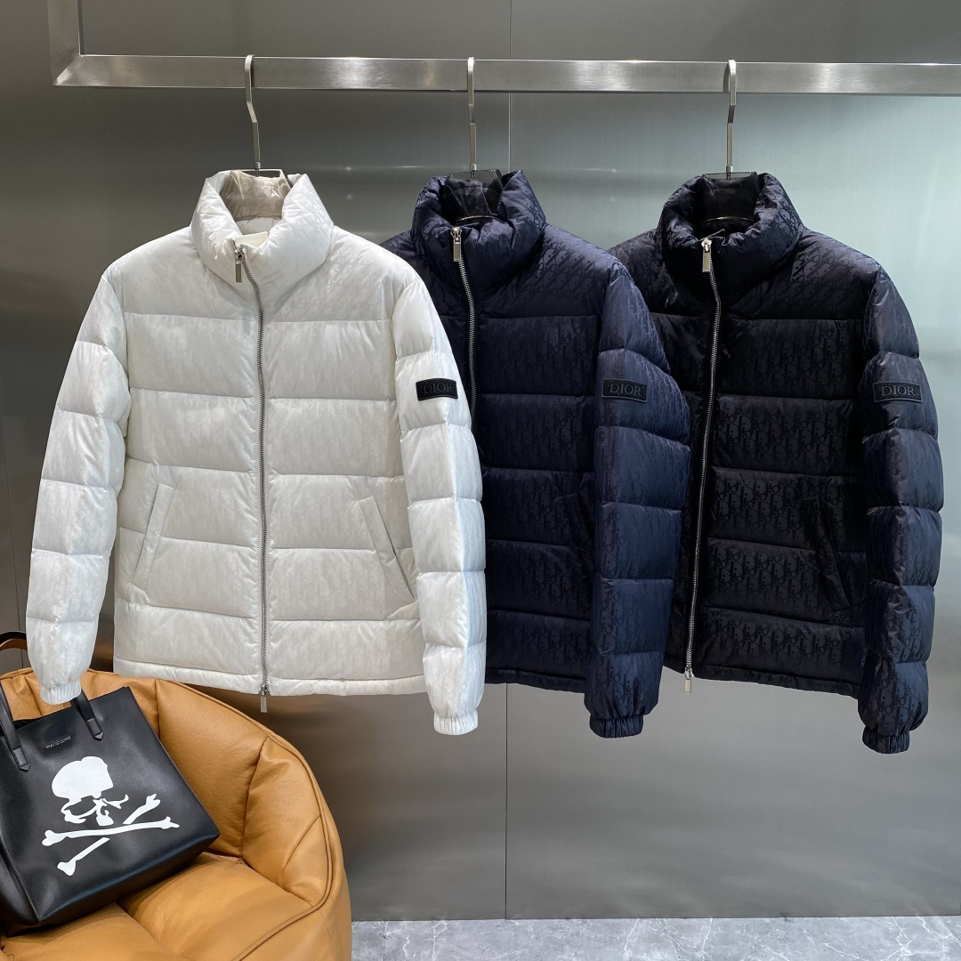 NO:596537,'Dijia' 2025 winter latest products, available at counters at the same time, original orders, fashionable and casual down jackets, comfortable for the upper body!  Eye-catching and bright, it uses imported original fabrics, top-level craftsmanship letter pattern logo, and original hardware accessories. It is simple yet fashionable. The upper body is fashionable and handsome. Size M-3XL next day, dior, down jacket, alexander wang19860909《迪家》 2025冬季最新品,专柜同步有售,原单狠货,时尚休闲羽绒服,上身舒适！吸睛而有亮点,采用进口原版面料,顶级工艺字母图案logo,原版五金辅料装饰,简单而不失时尚,上身时尚帅气,码数M-3XL隔天,,dior,down jacket,alexander wang,Men's clothing