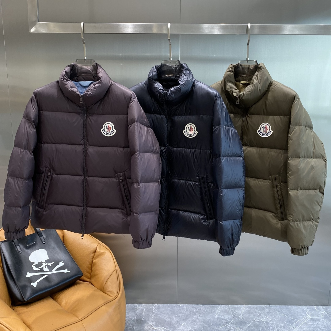 NO:596554,'Mengjia' 2025 winter latest products, available at counters at the same time, original orders, fashionable and casual down jackets, comfortable for the upper body!  Eye-catching and bright, it uses imported original fabrics, top-level craftsmanship letter pattern logo, and original hardware accessories. It is simple yet fashionable. The upper body is fashionable and handsome. Size M-3XL, down jacket, alexander wang19860909《蒙家》 2025冬季最新品,专柜同步有售,原单狠货,时尚休闲羽绒服,上身舒适！吸睛而有亮点,采用进口原版面料,顶级工艺字母图案logo,原版五金辅料装饰,简单而不失时尚,上身时尚帅气,码数M-3XL隔天,,down jacket,alexander wang,Men's clothing