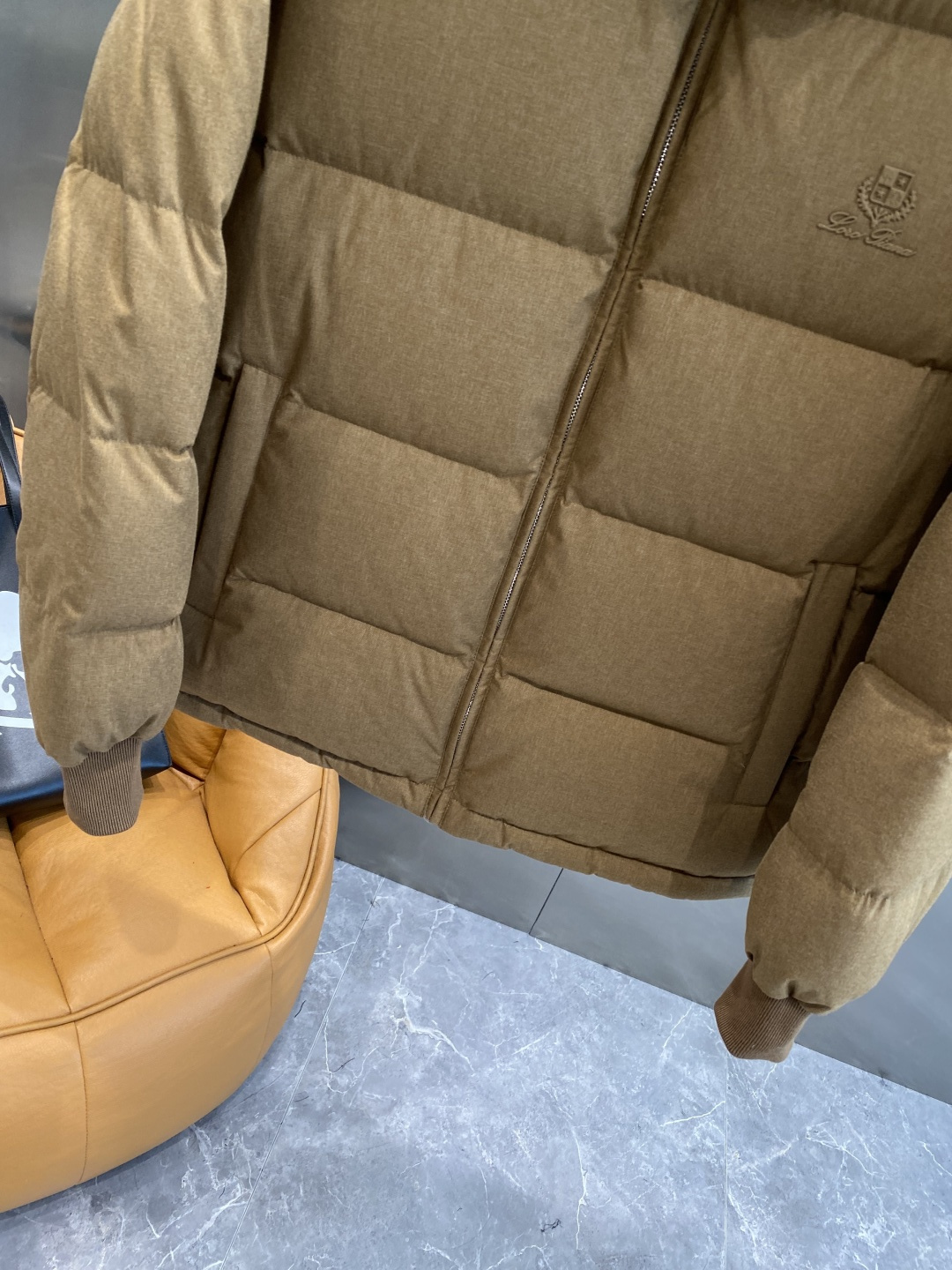 《𝙉𝙚𝙬🤍🖤lP🆕家》2025独家专供秋冬新款羽绒服。贸易公司渠道稀出，降温天气必备的保暖单品，不论是日