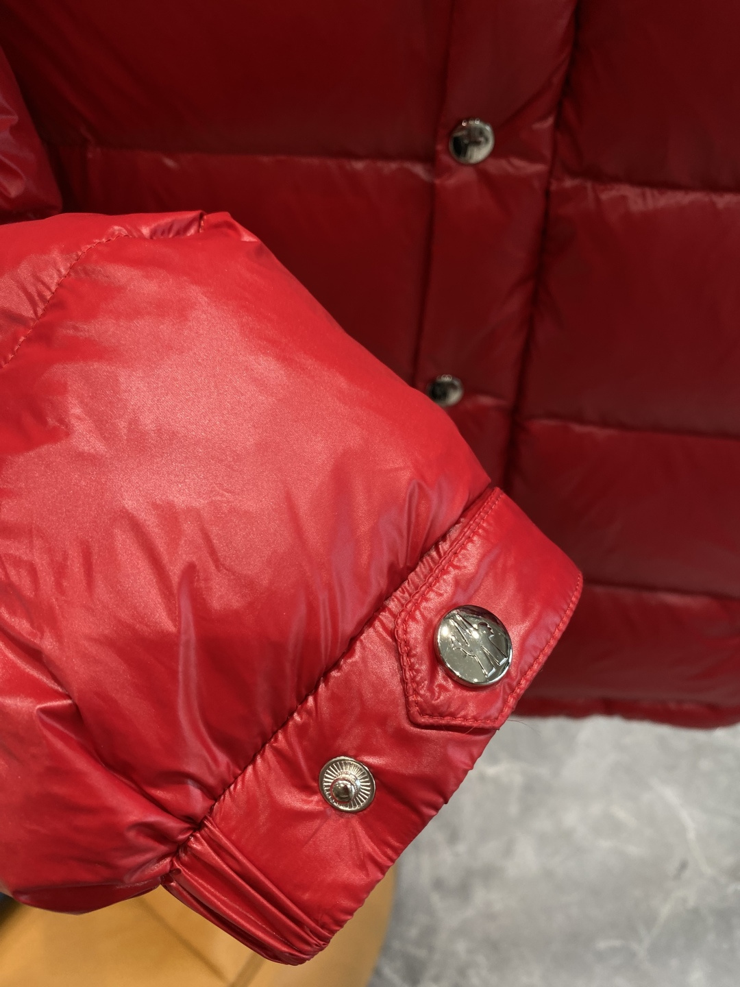 《𝙉𝙚𝙬🤍🖤蒙家》2025独家专供秋冬新款羽绒服。贸易公司渠道稀出，降温天气必备的保暖单品，不论是日常还