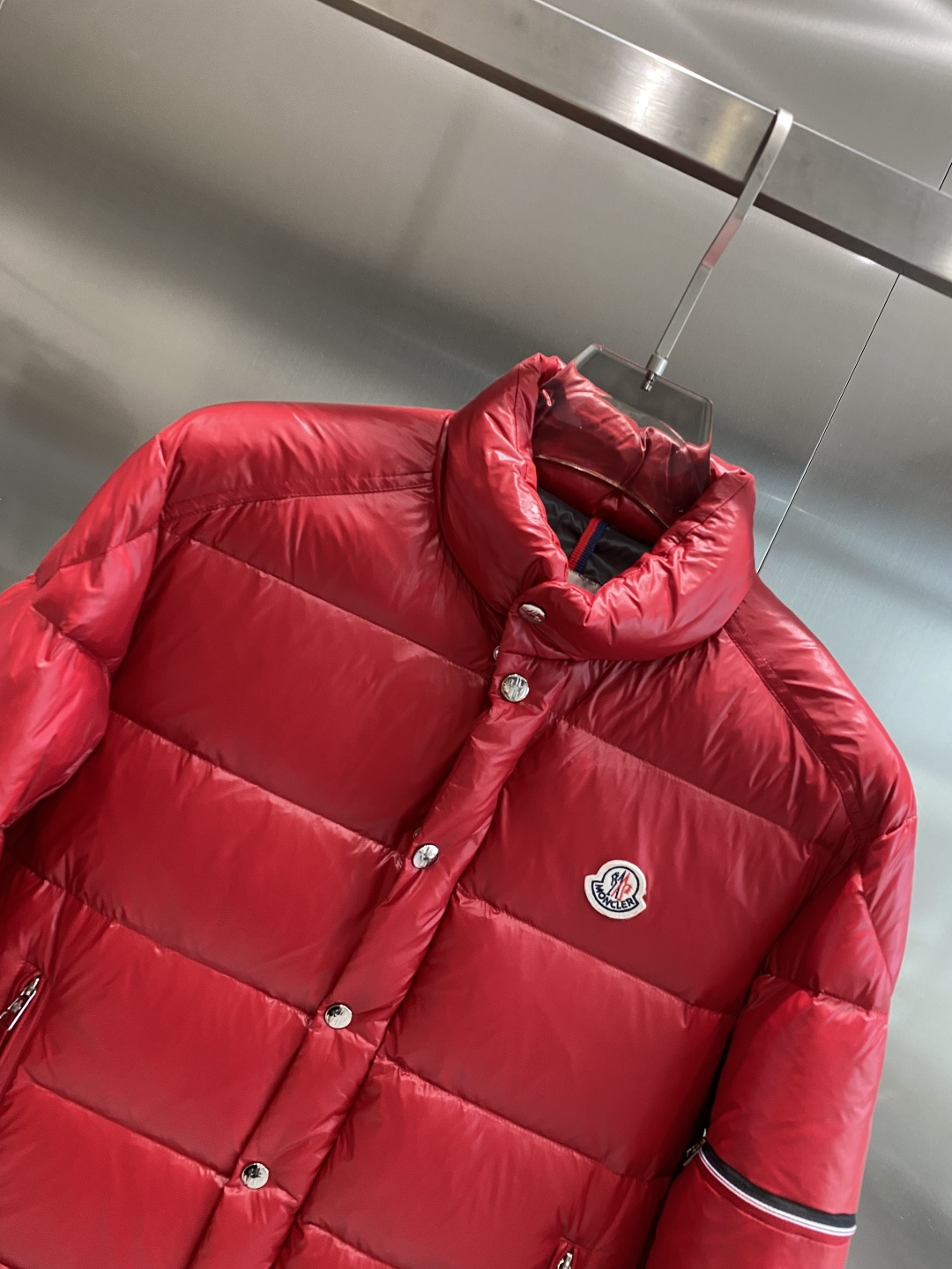 《𝙉𝙚𝙬🤍🖤蒙家》2025独家专供秋冬新款羽绒服。贸易公司渠道稀出，降温天气必备的保暖单品，不论是日常还