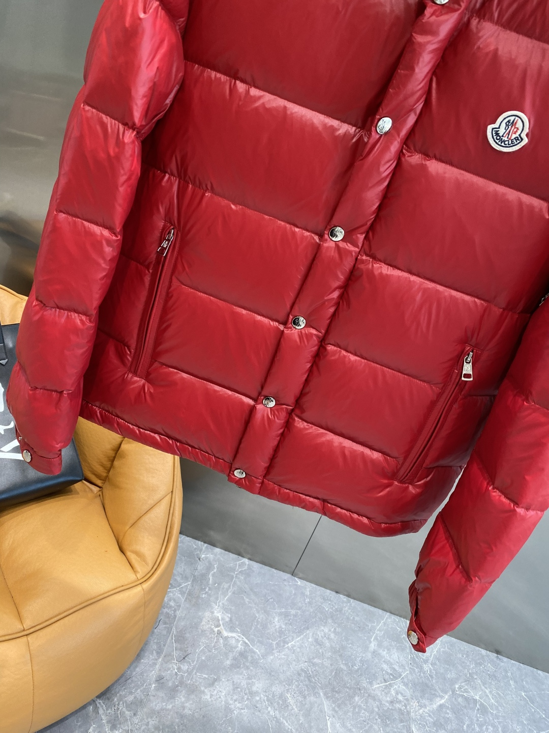 《𝙉𝙚𝙬🤍🖤蒙家》2025独家专供秋冬新款羽绒服。贸易公司渠道稀出，降温天气必备的保暖单品，不论是日常还