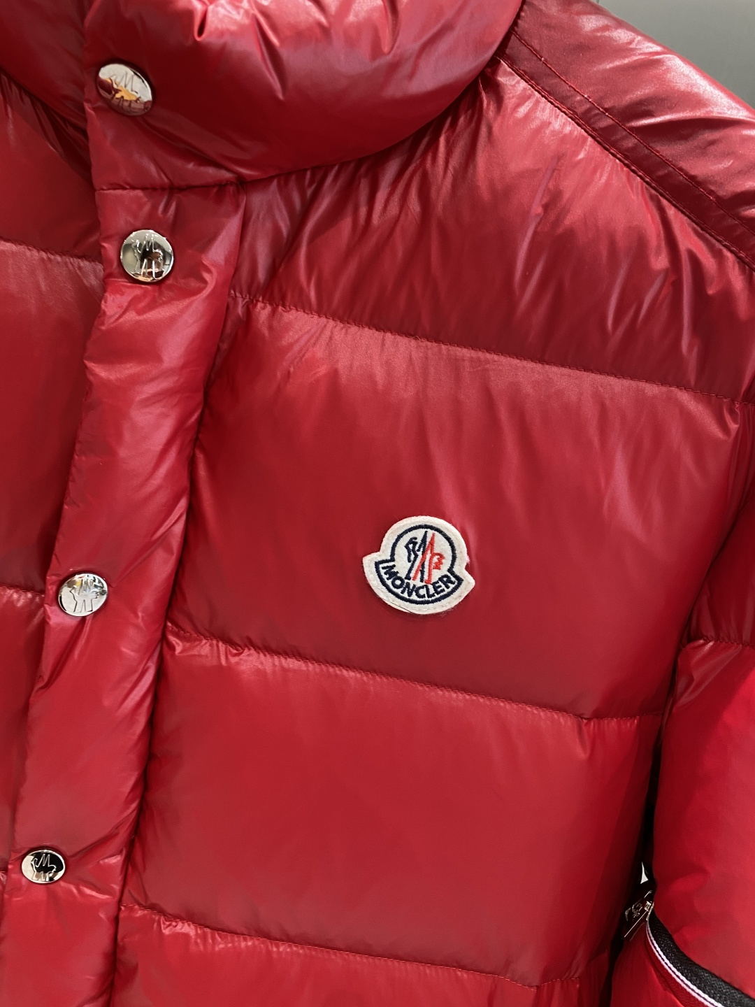 《𝙉𝙚𝙬🤍🖤蒙家》2025独家专供秋冬新款羽绒服。贸易公司渠道稀出，降温天气必备的保暖单品，不论是日常还