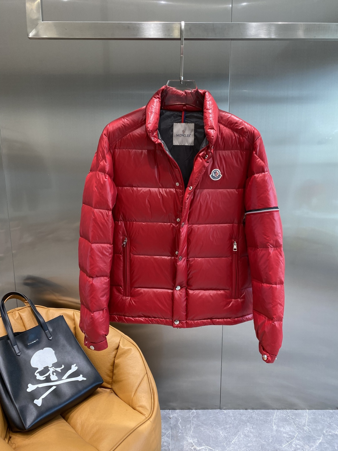 《𝙉𝙚𝙬🤍🖤蒙家》2025独家专供秋冬新款羽绒服。贸易公司渠道稀出，降温天气必备的保暖单品，不论是日常还