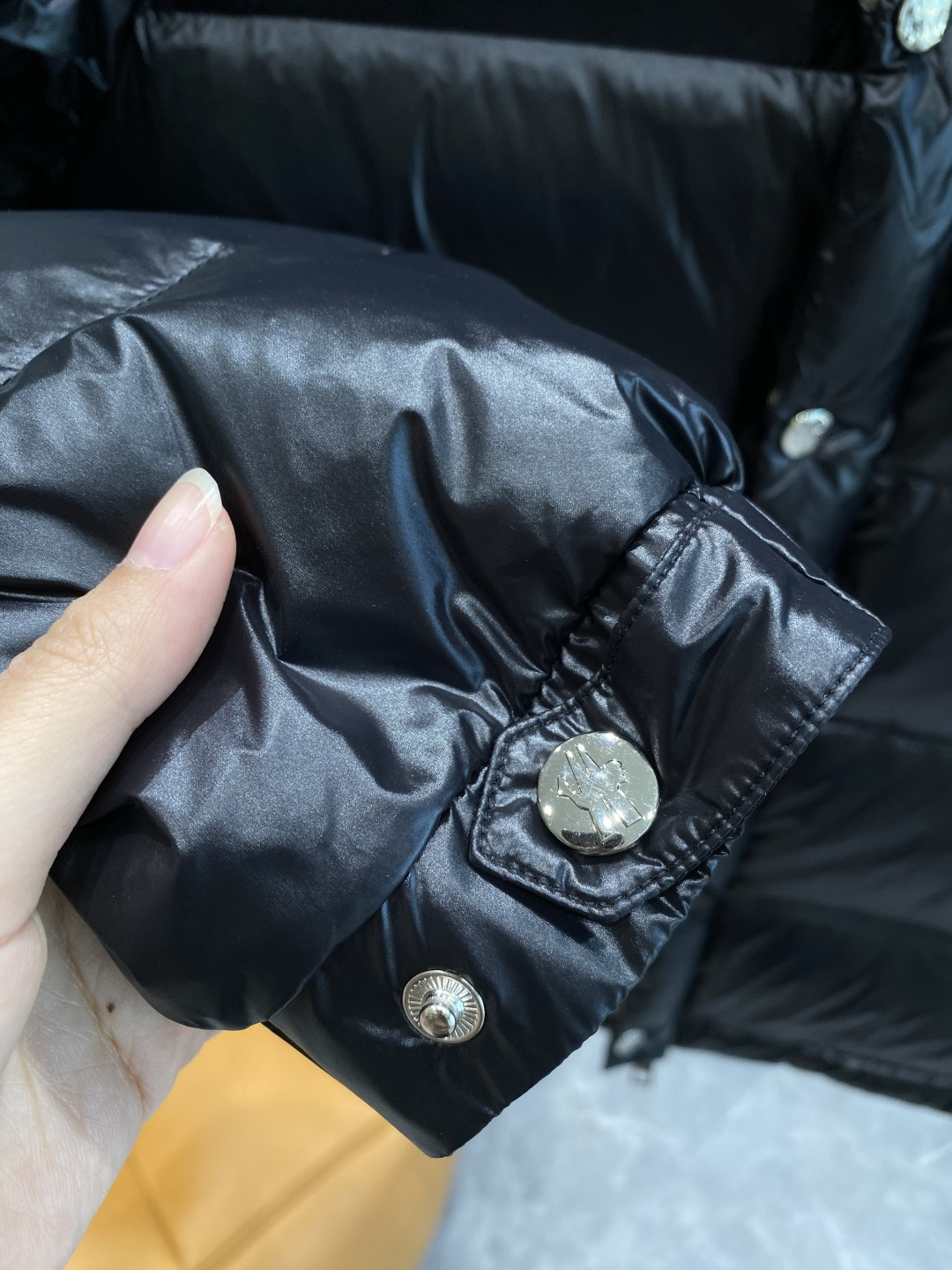 《𝙉𝙚𝙬🤍🖤蒙家》2025独家专供秋冬新款羽绒服。贸易公司渠道稀出，降温天气必备的保暖单品，不论是日常还