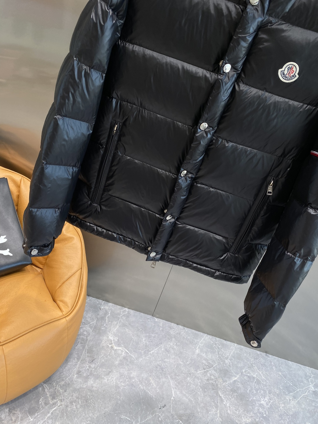 《𝙉𝙚𝙬🤍🖤蒙家》2025独家专供秋冬新款羽绒服。贸易公司渠道稀出，降温天气必备的保暖单品，不论是日常还
