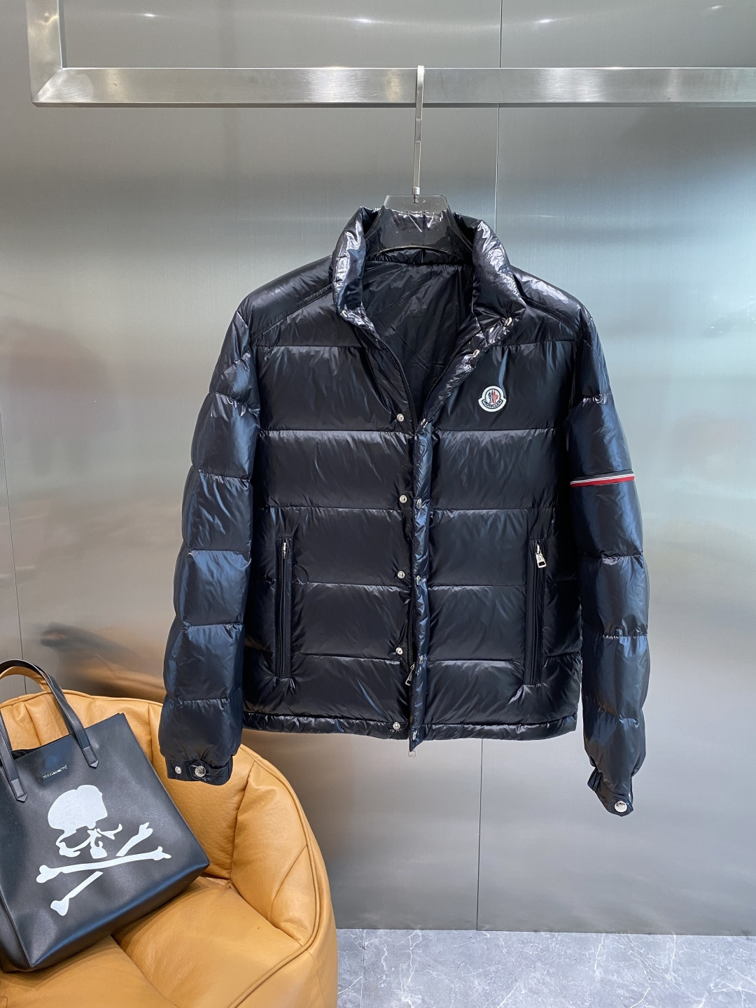 《𝙉𝙚𝙬🤍🖤蒙家》2025独家专供秋冬新款羽绒服。贸易公司渠道稀出，降温天气必备的保暖单品，不论是日常还