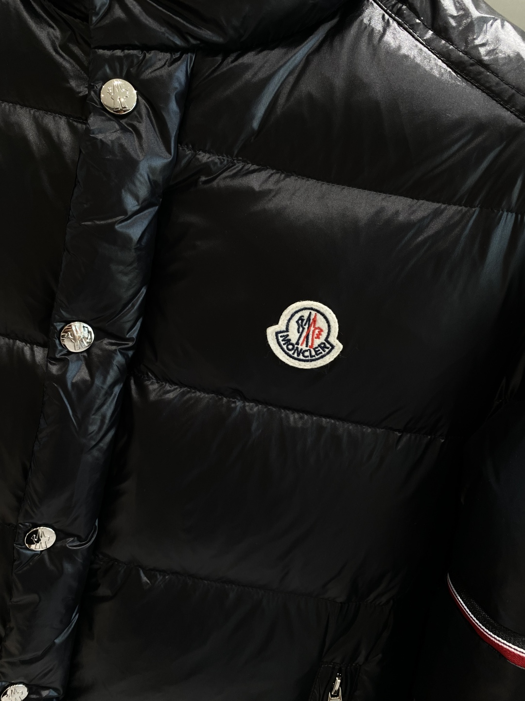 《𝙉𝙚𝙬🤍🖤蒙家》2025独家专供秋冬新款羽绒服。贸易公司渠道稀出，降温天气必备的保暖单品，不论是日常还