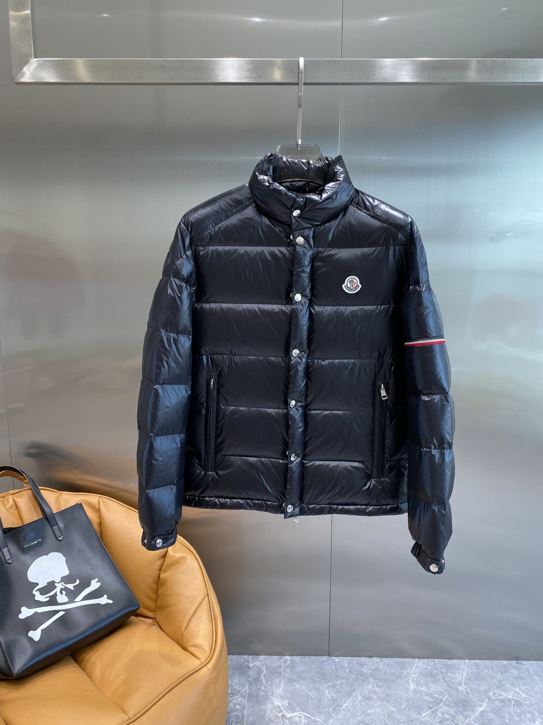 《𝙉𝙚𝙬🤍🖤蒙家》2025独家专供秋冬新款羽绒服。贸易公司渠道稀出，降温天气必备的保暖单品，不论是日常还