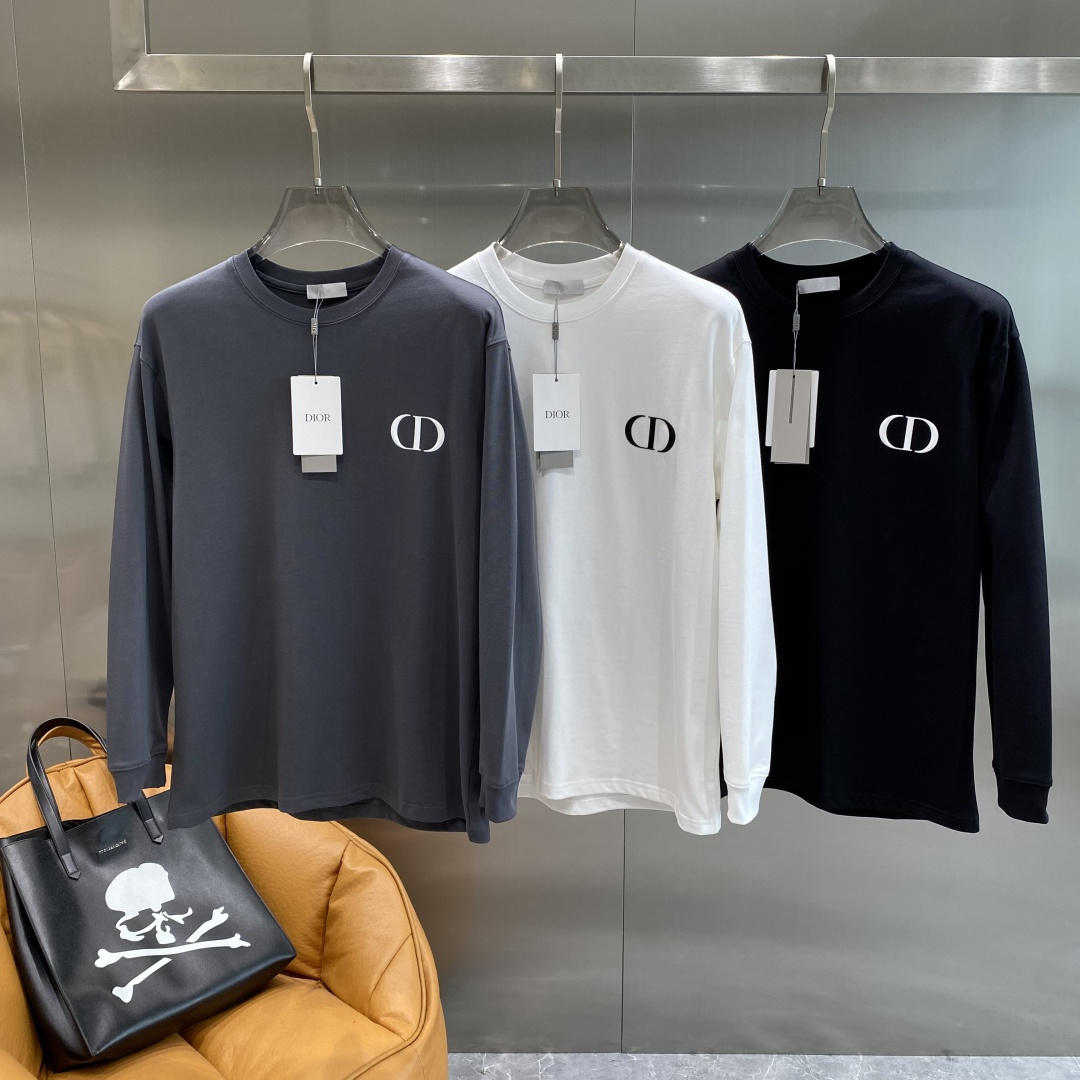 NO:596542,'DI Jia' 2025 Autumn and Winter counter new fashion casual bottoming long-sleeved T-shirt, made of imported high-density double-sided stretch cotton fabric, made of exquisite original logo, excellent in comfort and breathability, soft, anti-wrinkle, elastic and excellent drape. It is handsome whether worn alone or as an inner layer. It conforms to men's practical dressing habits, pursues luxury, noble and elegant style, creates extraordinary men's taste, the visual effect is very good, extremely high-grade, simple and fashionable, a must-have for leisure and business!  Size S- XXL next day, dior, tees, t-shirt, alexander wang19860909《迪家》 2025秋冬专柜新款 时尚休闲打底衫长袖T恤,精选进口高密度双面拉架棉面料,精致原版logo打造,舒适性与透气性兼优,柔软抗皱弹性和垂性极佳,无论是单穿或是内搭都是帅气十足,吻合了男性实用穿衣习惯,追求奢华高贵优雅风范,打造不凡男士品味,视觉效果非常赞,档次极高,简约时尚,休闲商务必备之选！ 码数S- XXL隔天,,dior,tees，t-shirt,alexander wang,Men's clothing