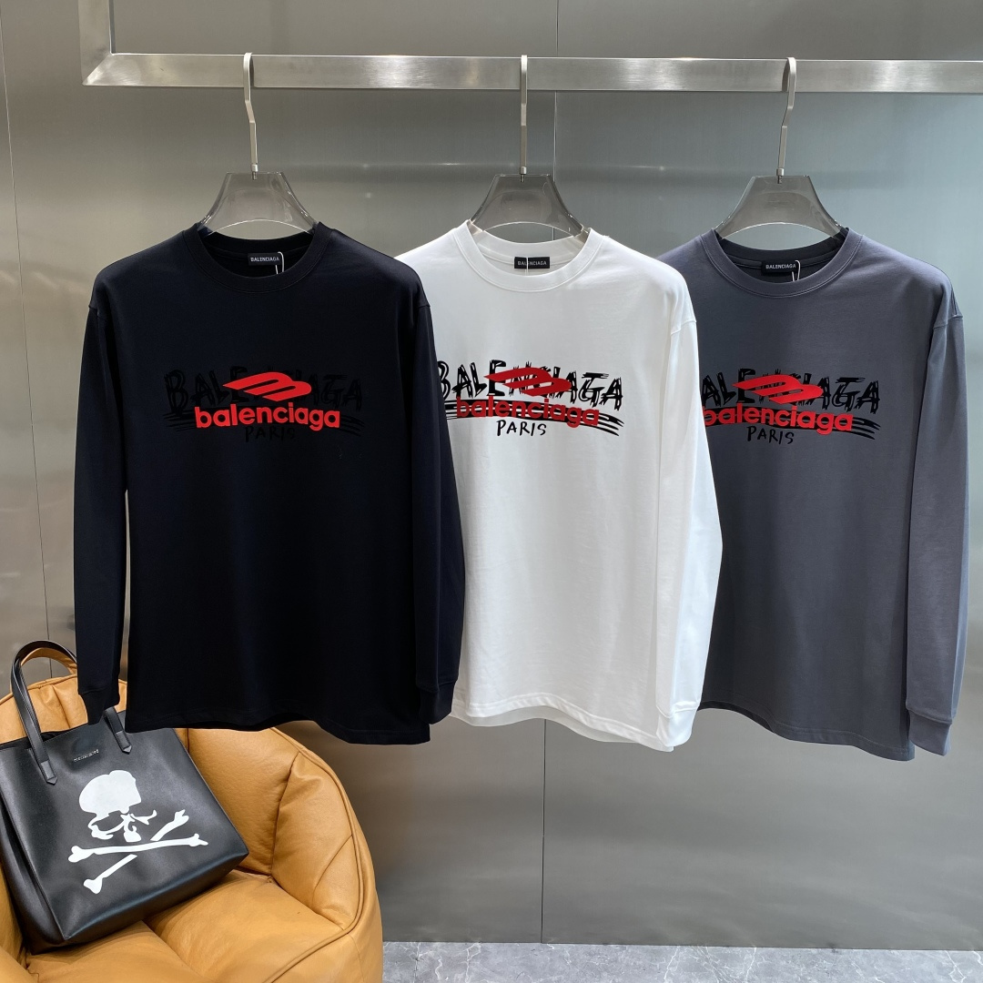 NO:596544,'Paris Home' 2025 Autumn and Winter counter new fashion casual bottoming long-sleeved T-shirt, made of imported high-density double-sided stretch cotton fabric, made of exquisite original logo, excellent in comfort and breathability, soft, anti-wrinkle, elastic and excellent drape. It is handsome whether worn alone or as an inner layer. It conforms to men's practical dressing habits, pursues luxury, noble and elegant style, creates extraordinary men's taste, the visual effect is very good, extremely high-grade, simple and fashionable, a must-have for leisure and business!  Size S- XXL next day, balenciaga, tees, t-shirt, alexander wang19860909《巴黎家》 2025秋冬专柜新款 时尚休闲打底衫长袖T恤,精选进口高密度双面拉架棉面料,精致原版logo打造,舒适性与透气性兼优,柔软抗皱弹性和垂性极佳,无论是单穿或是内搭都是帅气十足,吻合了男性实用穿衣习惯,追求奢华高贵优雅风范,打造不凡男士品味,视觉效果非常赞,档次极高,简约时尚,休闲商务必备之选！ 码数S- XXL隔天,,balenciaga,tees，t-shirt,alexander wang,Men's clothing