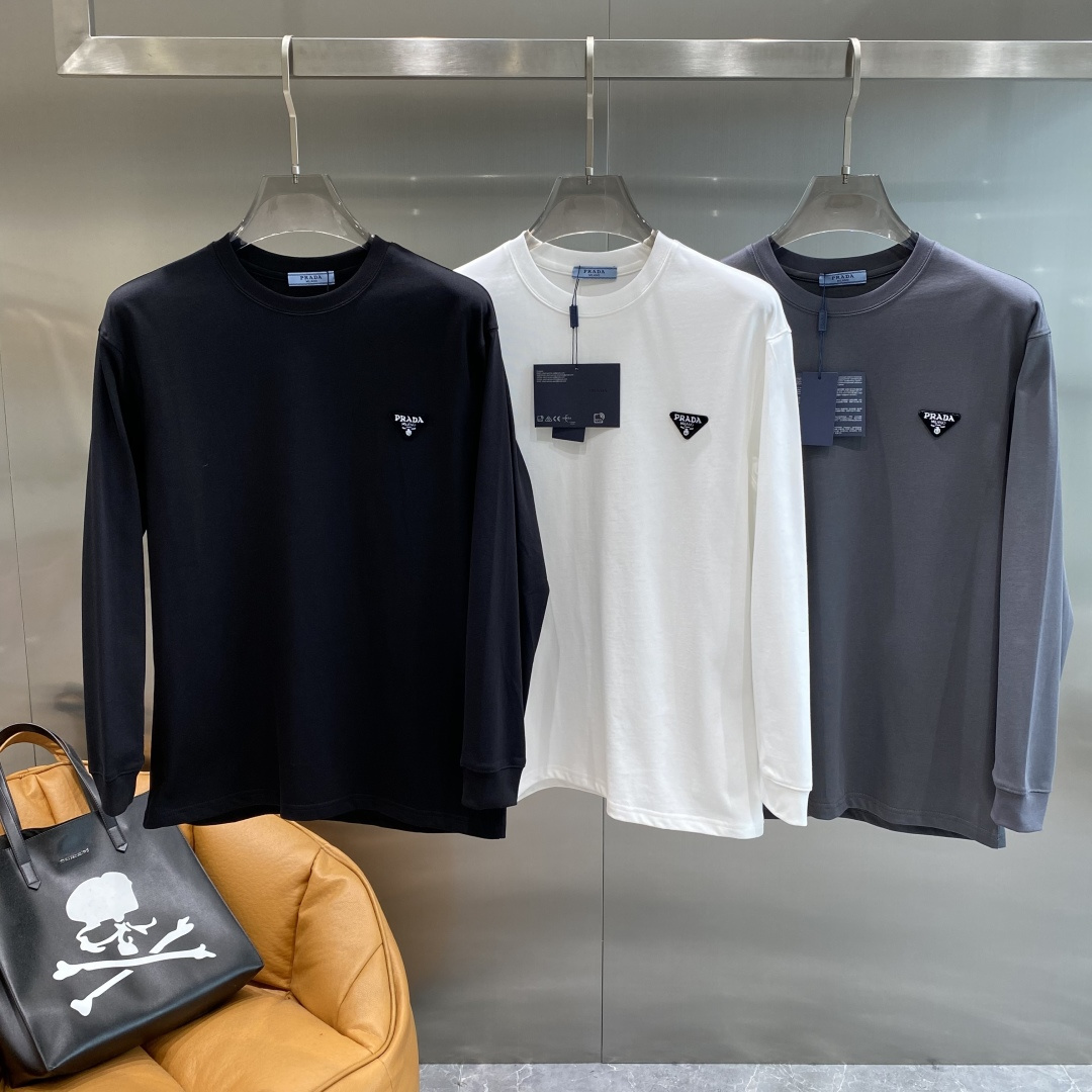 NO:596540,'Pujia' 2025 Autumn and Winter counter new fashion casual bottoming long-sleeved T-shirt, made of imported high-density double-sided stretch cotton fabric, made of exquisite original logo, excellent in comfort and breathability, soft, anti-wrinkle, elastic and excellent drape. It is handsome whether worn alone or as an inner layer. It conforms to men's practical dressing habits, pursues luxury, noble and elegant style, creates extraordinary men's taste, the visual effect is very good, extremely high-grade, simple and fashionable, a must-have choice for leisure and business!  Size S- XXL next day, prada, tees, t-shirt, alexander wang19860909《普家》 2025秋冬专柜新款 时尚休闲打底衫长袖T恤,精选进口高密度双面拉架棉面料,精致原版logo打造,舒适性与透气性兼优,柔软抗皱弹性和垂性极佳,无论是单穿或是内搭都是帅气十足,吻合了男性实用穿衣习惯,追求奢华高贵优雅风范,打造不凡男士品味,视觉效果非常赞,档次极高,简约时尚,休闲商务必备之选！ 码数S- XXL隔天,,prada,tees，t-shirt,alexander wang,Men's clothing