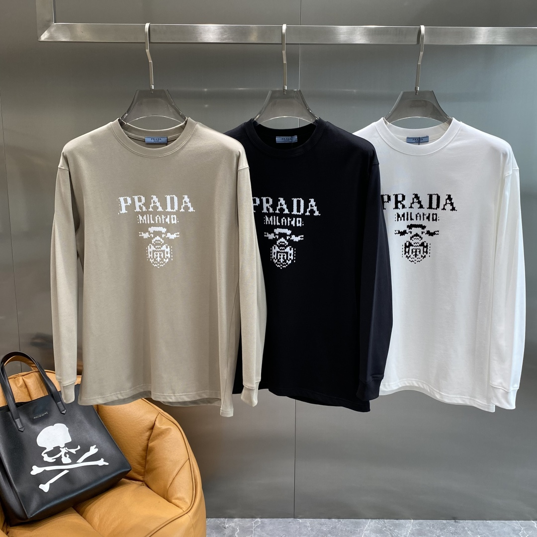 NO:596538,'Pu Jia' 2025ss long-sleeved T-shirt. Customized cotton double-yarn tight and smooth fabric. The cloth surface is clean, the cloth pattern is clear, the hand feel is very delicate and solid, and it is more stiff. The cuffs are widened and threaded to fit the width of the wrist. It is tight and wear-resistant. The whole garment is cut in three-dimensional positioning. The size is S-XXL. Next day, prada, tees, t-shirt, alexander wang19860909《普家》 2025ss长袖t恤 定制全棉双纱紧密爽滑面料,布面干净,布纹清晰,手感非常细腻扎实,更加力挺 袖口加宽螺纹设计,贴合手腕宽度,紧实耐磨,整衣立体定位剪裁.码数S-XXL隔天,,prada,tees，t-shirt,alexander wang,Men's clothing