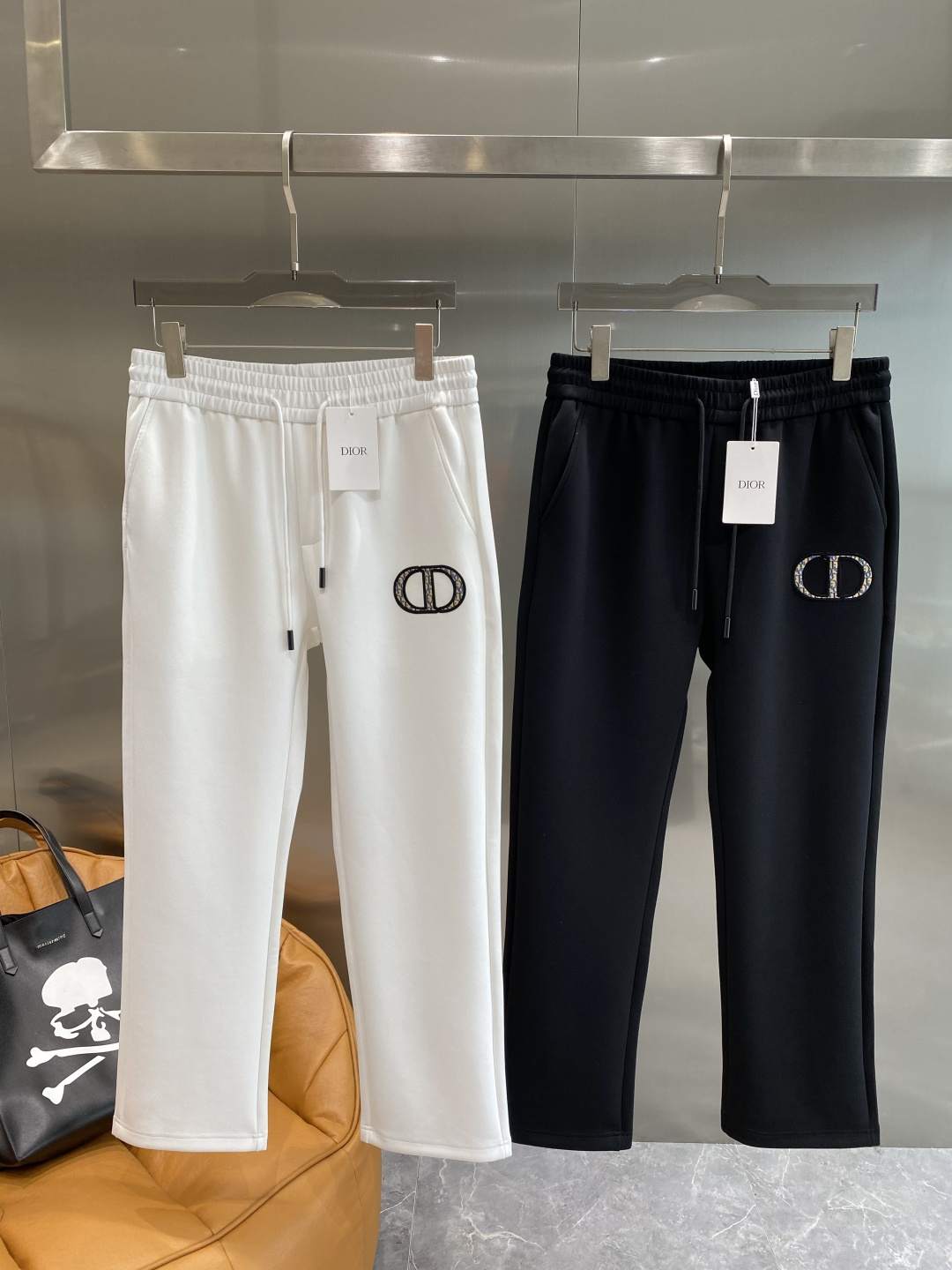 NO:628607,'Dijia' 2025 new counter product hot-selling high-end casual pants and elastic pants!  Luxury brand logos are embellished with craftsmanship. You can enter and exit the counter at will. A must-have for high-end men!  Silk cotton fabrics supplied by customers show high-end luxury, simple and elegant design, very expensive fabric ingredients and high craftsmanship!  The tailoring is sharp and the upper body has no sense of restraint. A must-have new product for fashionable men!  Size M-3XL next day, dior, alexander wang19860909《迪家》 2025专柜新品大爆款高端休闲裤松紧裤！奢华品牌logo重工艺点缀 随意进出专柜,高端男士必备！客供丝棉面料 尽显高端奢华 设计简洁大方 面料成分非常昂贵 高工艺！剪裁鲜明,上身毫无束缚感 时尚潮男必备新品！尺码M-3XL隔天,,dior,alexander wang,Men's clothing