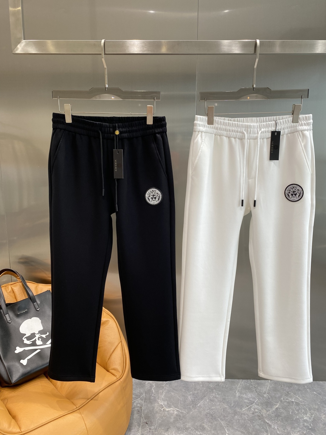 NO:628689,'Fan Family' 2025 new autumn and winter casual pants!  On sale simultaneously on the official website. The brand's classic LOGO casual pants are extremely comfortable and have a strong touch. They are highly recognizable and have perfect appearance and craftsmanship. Sizes M-3XL next day, alexander wang19860909《范家》 2025秋冬新款休闲裤！官网同步发售.品牌经典LOGO休闲裤 ,舒适度极好,手触感强烈.辨识度极高,完美品相工艺. 尺码M-3XL隔天,,alexander wang,Men's clothing