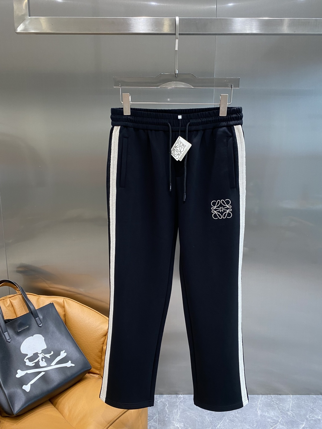 NO:628699,'Luo Family' 2025 new autumn and winter casual pants!  On sale simultaneously on the official website. The brand's classic LOGO casual pants are extremely comfortable and have a strong touch. Highly recognizable and perfect in appearance and craftsmanship. Sizes M-3XL next day, loewe, alexander wang19860909《罗家》 2025秋冬新款休闲裤！官网同步发售.品牌经典LOGO休闲裤 ,舒适度极好,手触感强烈.辨识度极高,完美品相工艺. 尺码M-3XL隔天,,loewe,alexander wang,Men's clothing